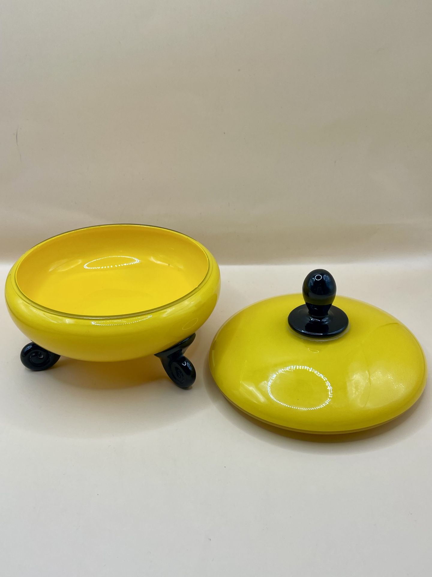 A lovely Art Deco Czech Yellow Lidded Tango Glass Powder Box Loezt Era  - Image 3 of 6