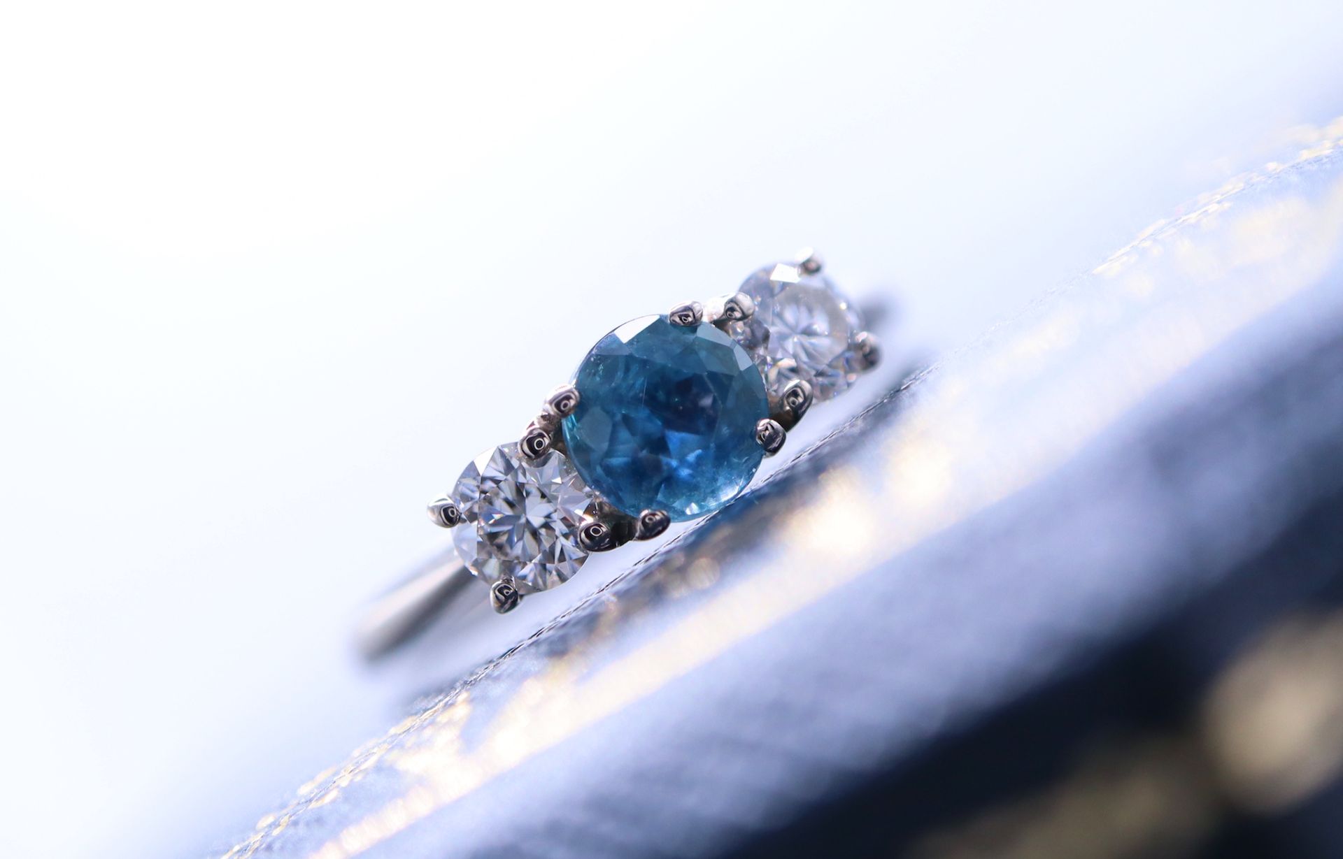 STUNNING 1.150CT 'PEACOCK BLUE' SAPPHIRE & DIAMOND TRILOGY RING - in 18K GOLD - Image 4 of 4