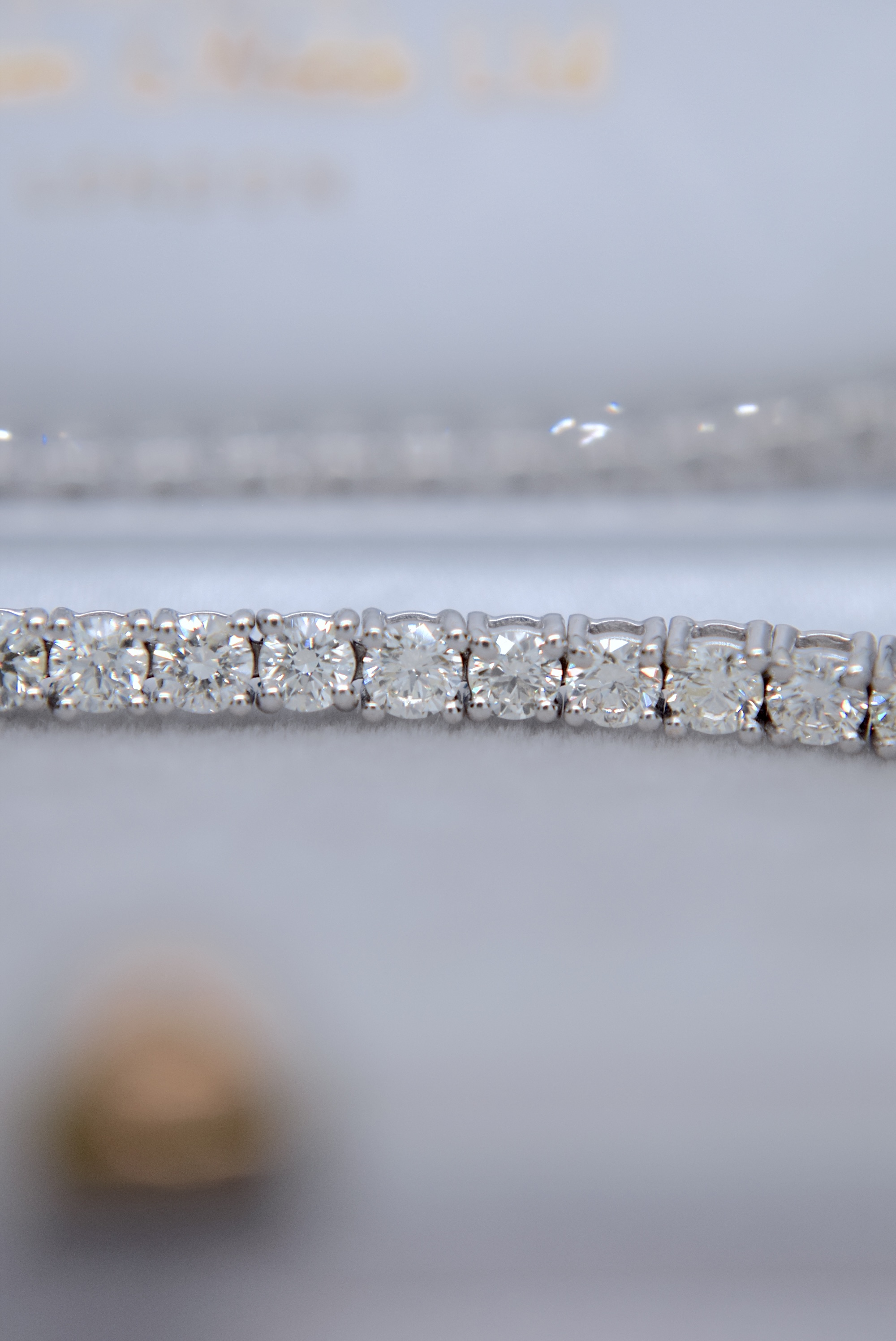 *STUNNING* 5.69CT *VVS/ E-F* DIAMOND BRILLIANT CUT 18CT WHITE GOLD TENNIS BRACELET (£18,950.00 CERT) - Image 2 of 12