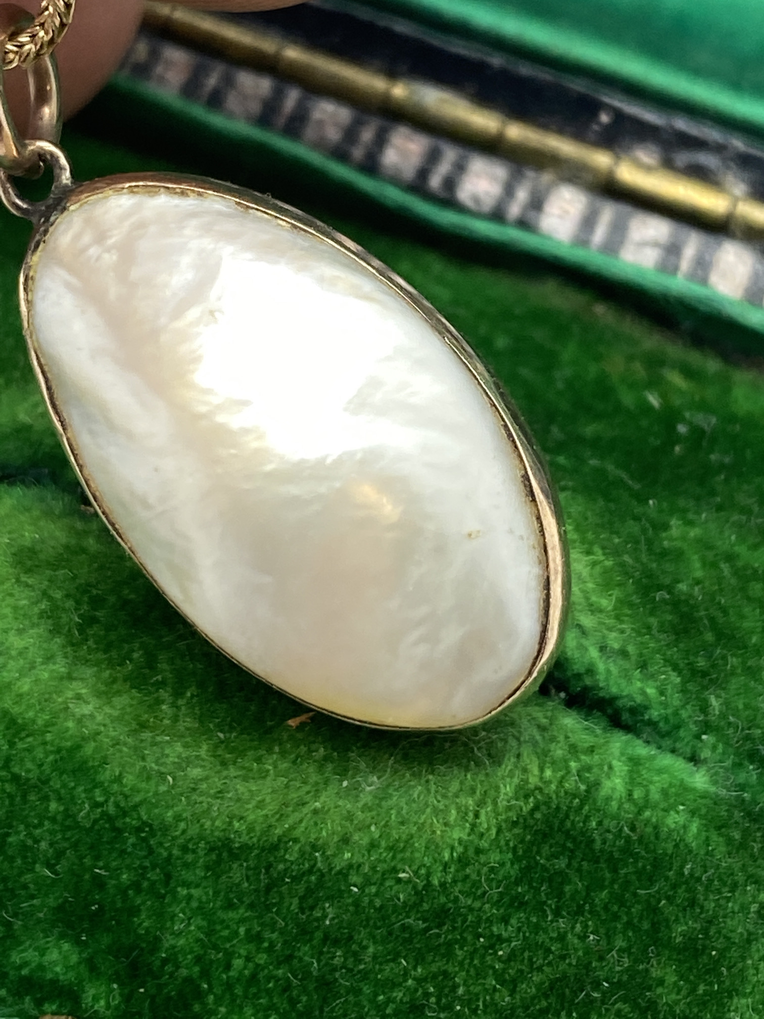 VINTAGE MOTHER OF PEARL PENDANT IN YELLOW METAL TESTED AS GOLD  - Image 5 of 5