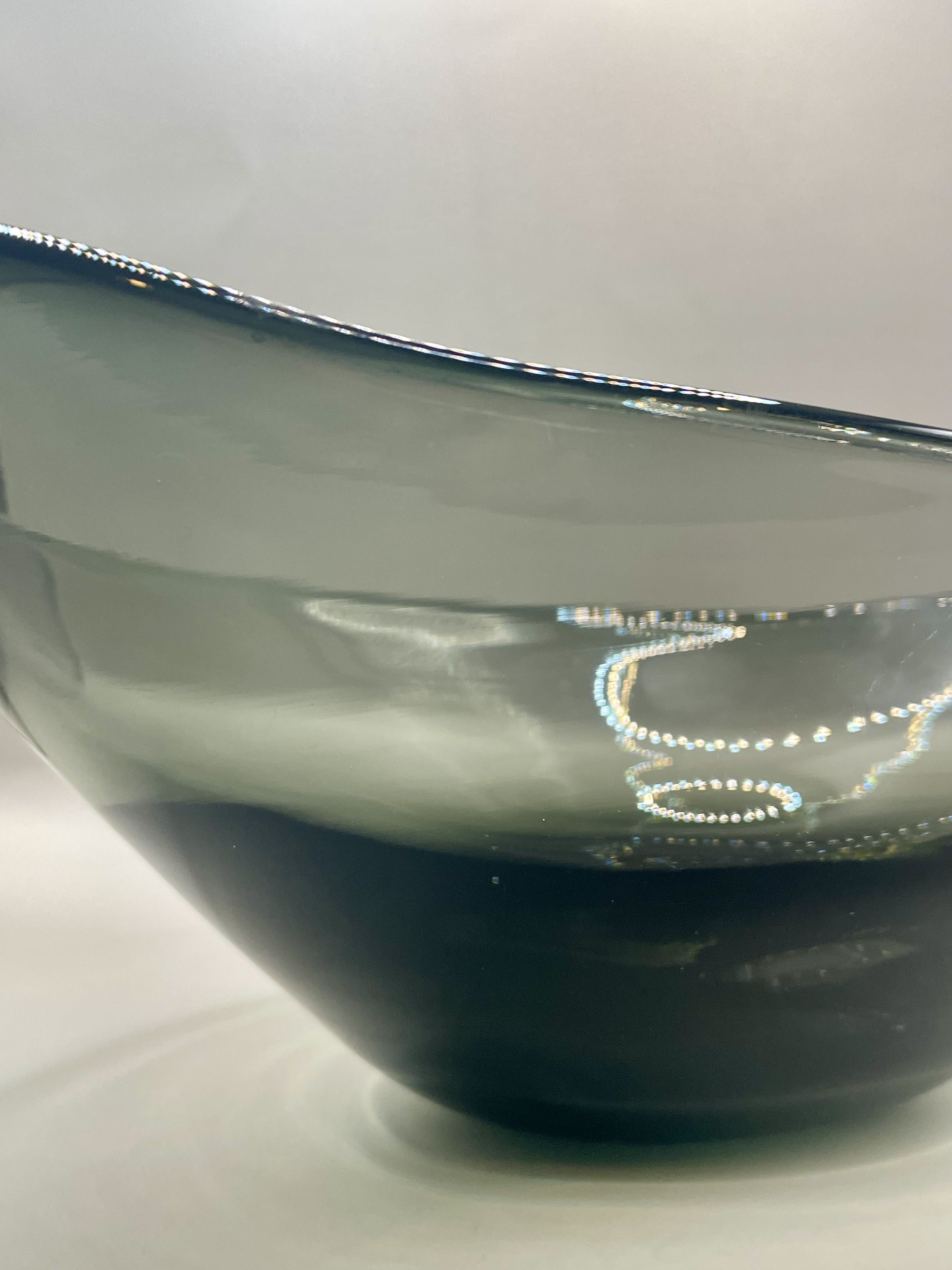 Lovely large Smokey black Murano/ Whitefriars Glass Bowl Centrepiece smooth design. - Bild 7 aus 10