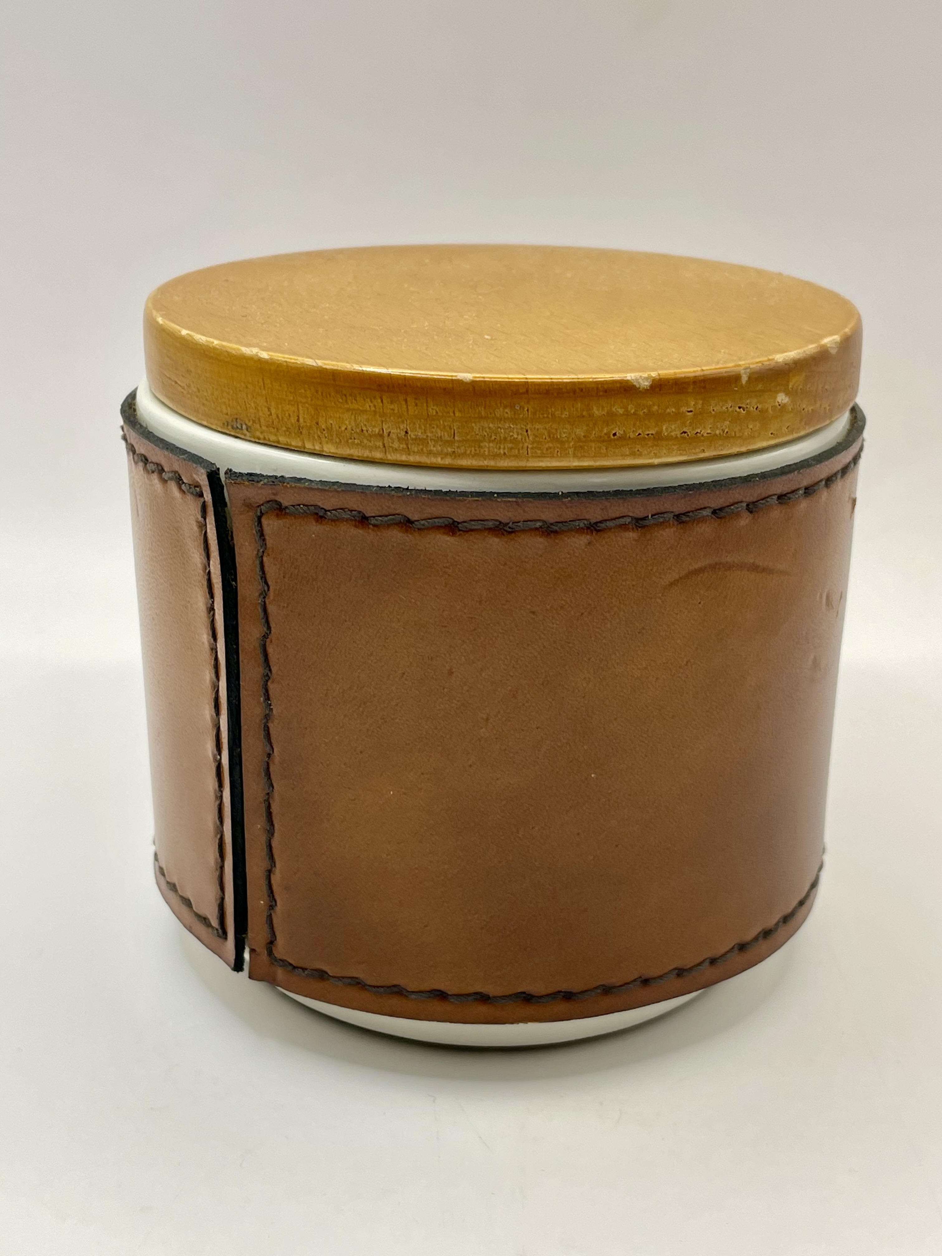 A 1950s mid century tobacco ceramic jar with leather surround lovely condition. Please see photos. - Image 3 of 4