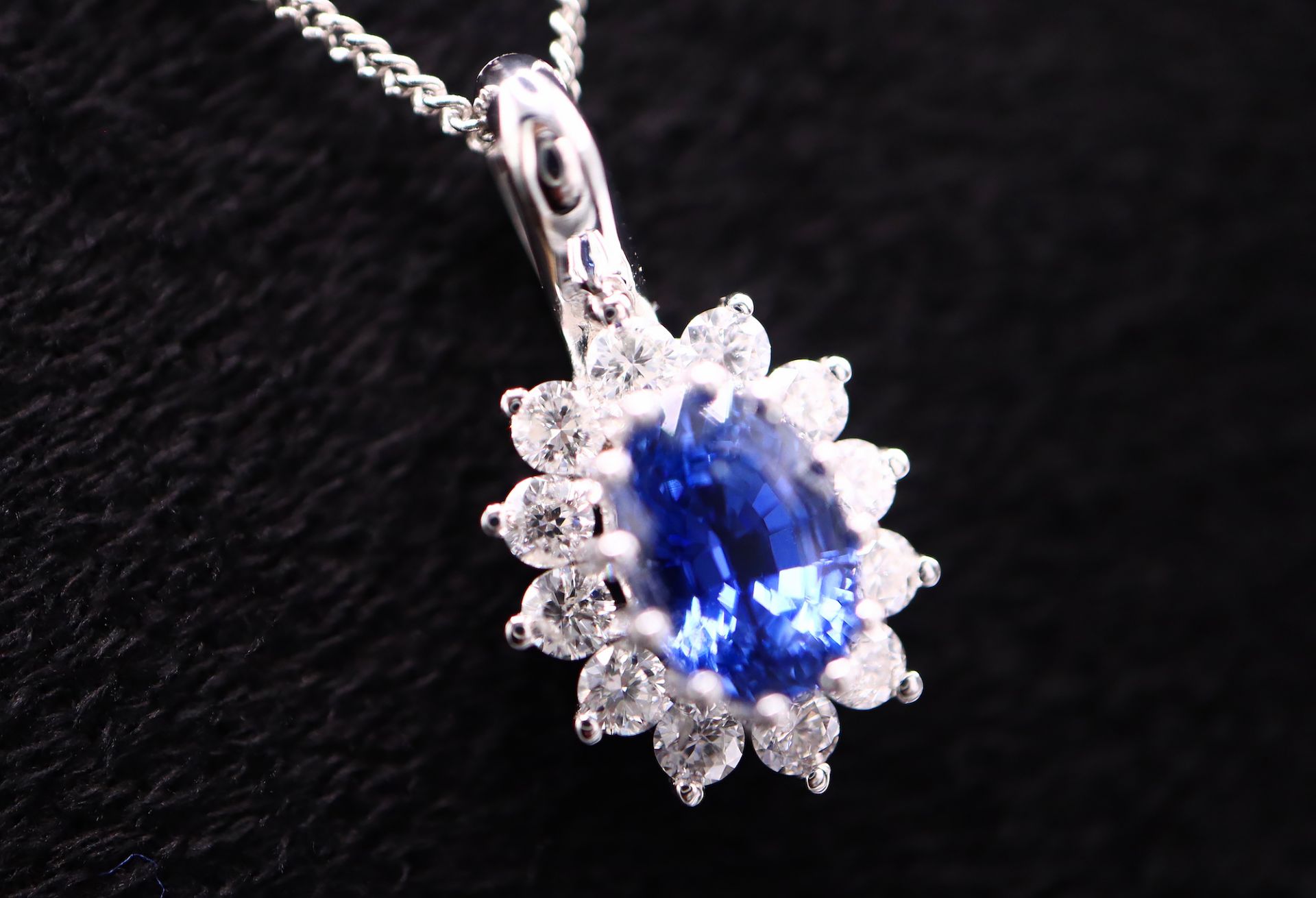 18CT WHITE GOLD - 'VELVET BLUE' SAPPHIRE & DIAMOND 'HALO' PENDANT - Image 5 of 9