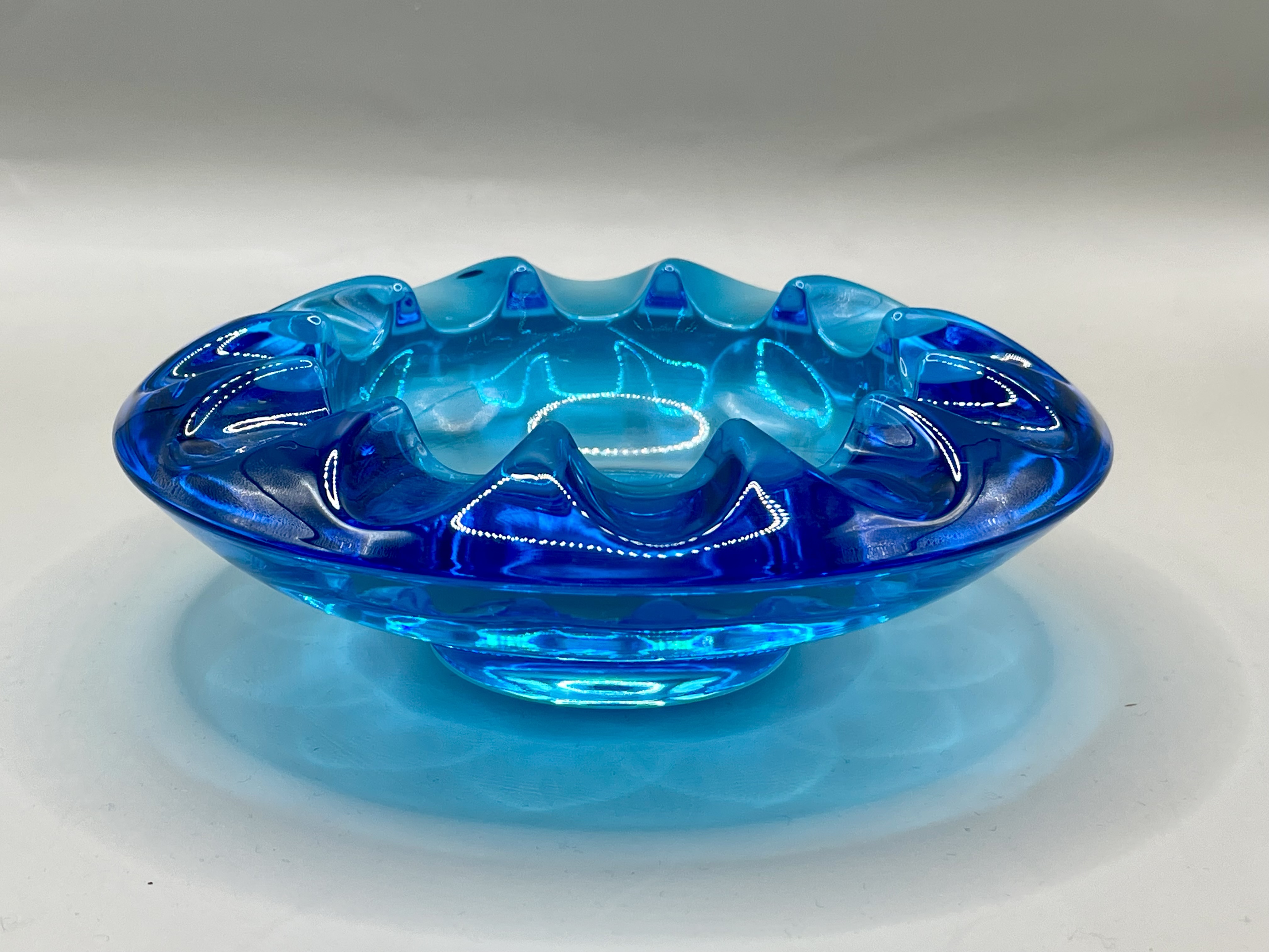 Lovely vintage heavy blue glass ashtray - UFO Shape / Design - Image 3 of 7