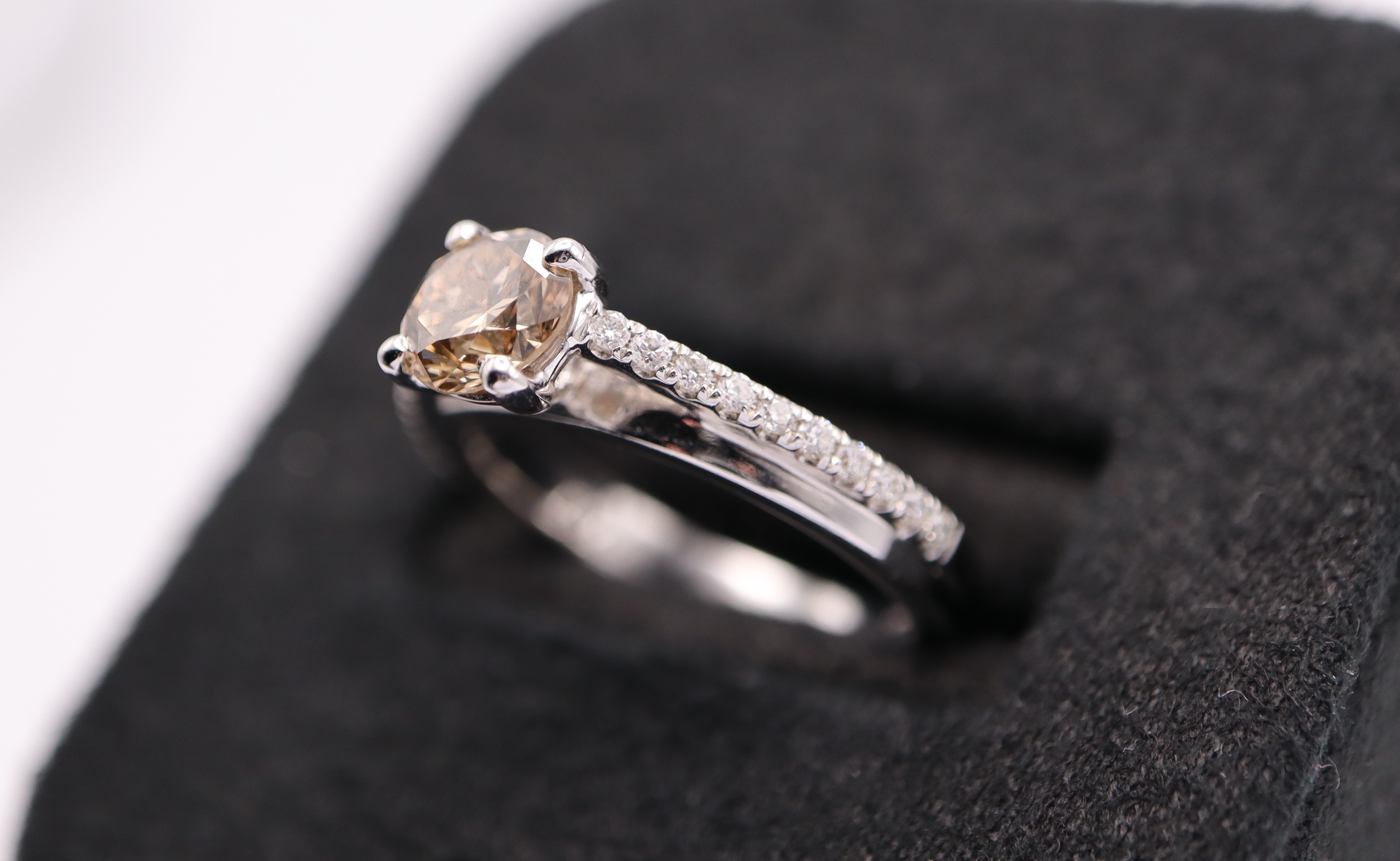 1.00CT DIAMOND RING in 18K WHITE GOLD (UK SIZE: J 1/2) - Image 2 of 3