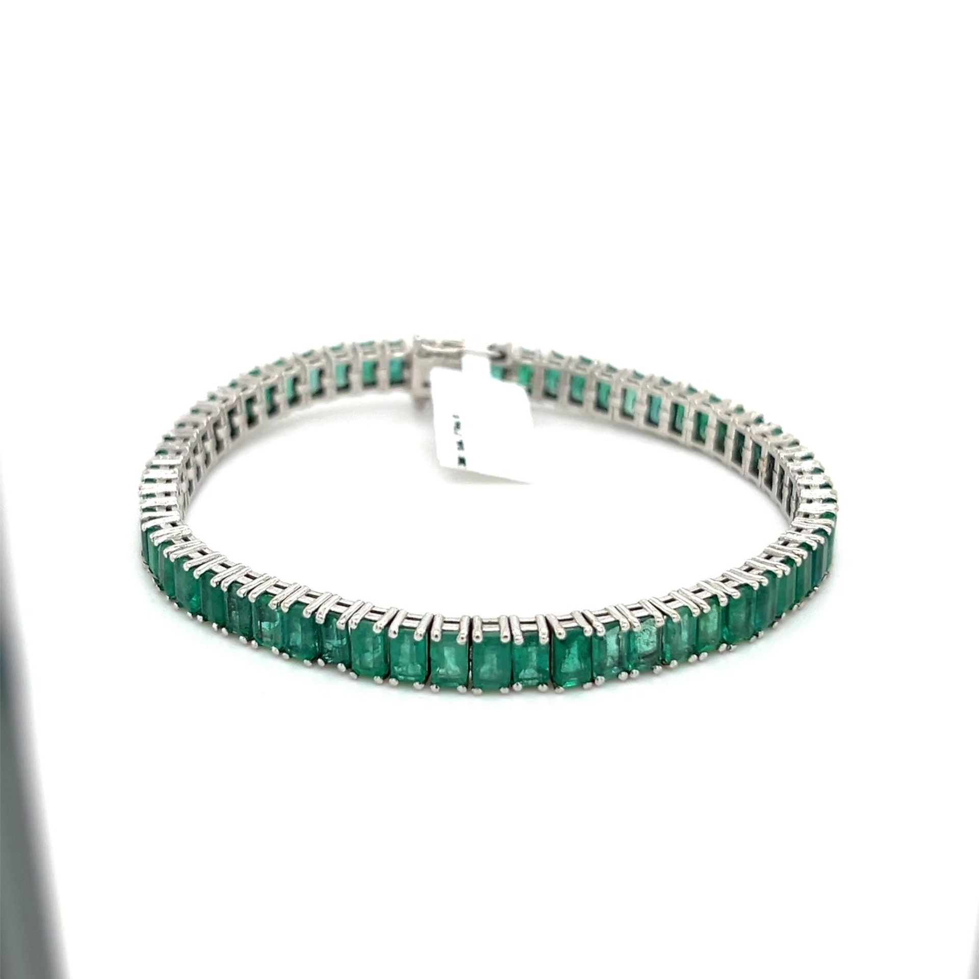 16.75CT EMERALD TENNIS BRACELET in 18CT WHITE GOLD (22.12g)