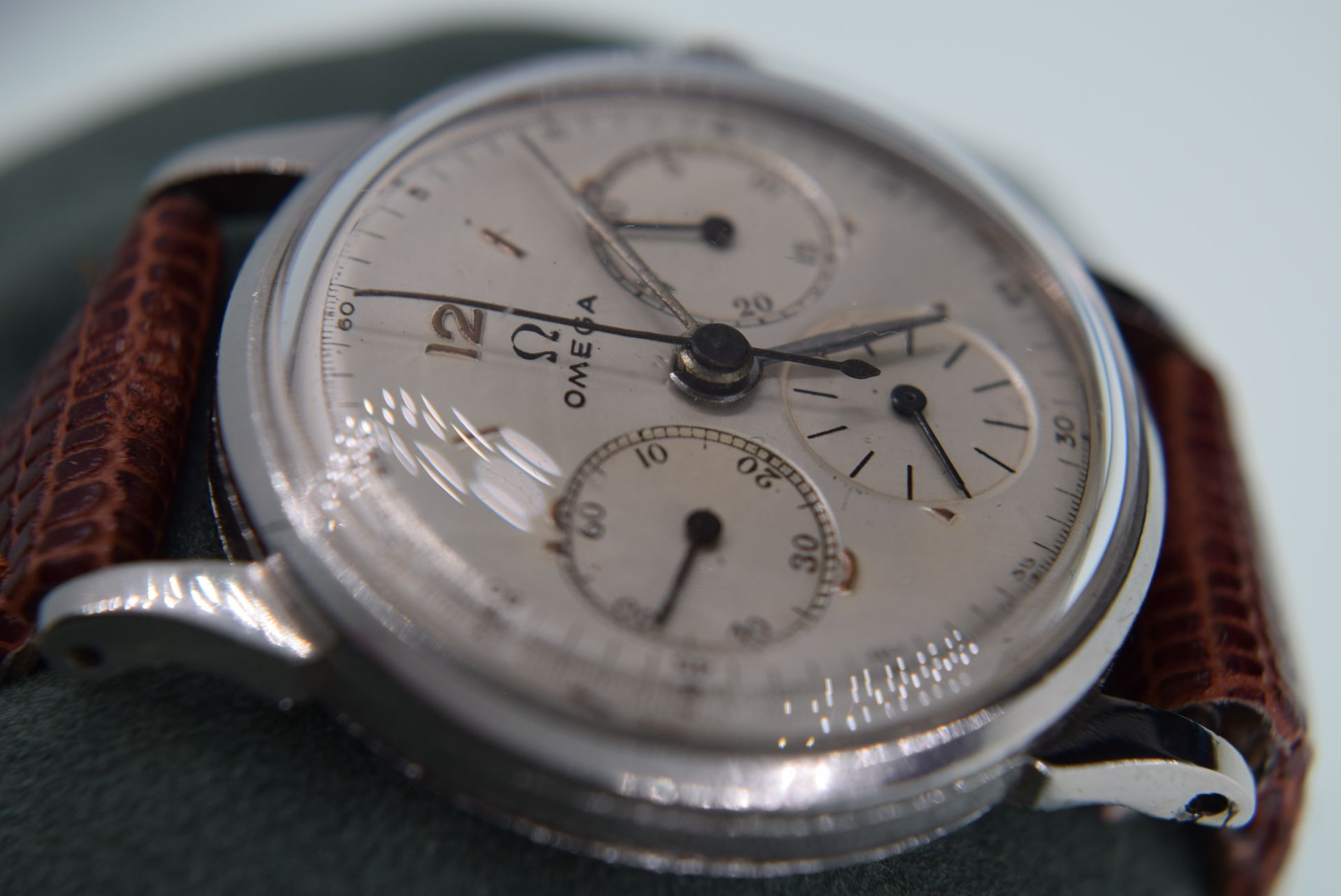 VINTAGE OMEGA WATCH WITH CHRONOGRAPH WITH OMEGA MANUAL WIND MOVEMENT - Image 3 of 5