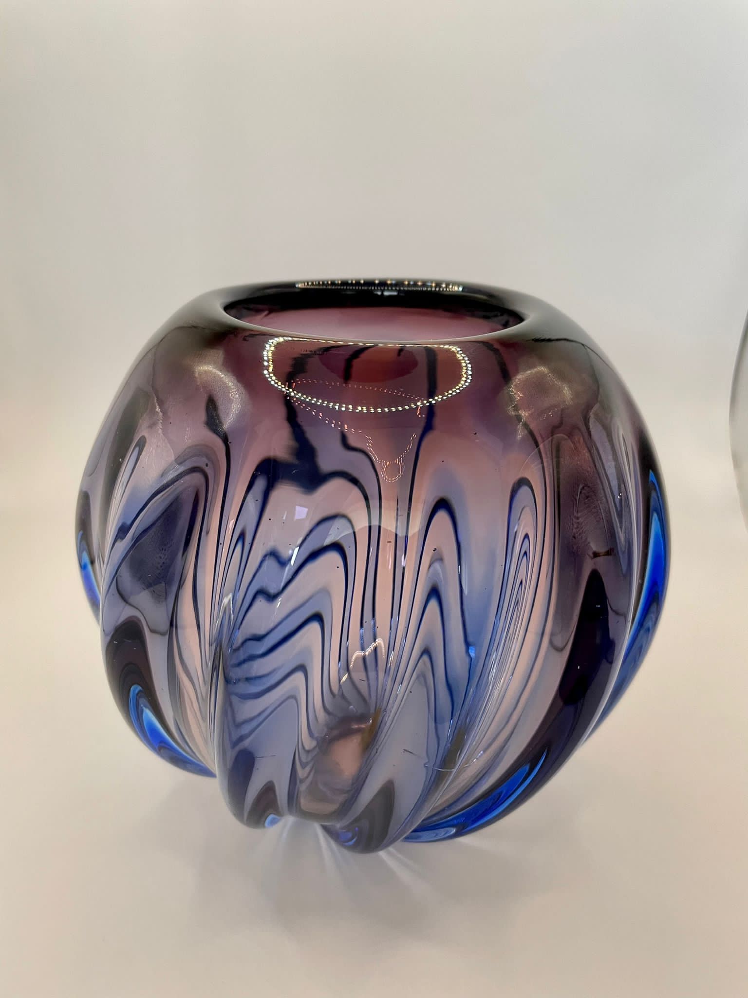RARE SEGUSO VETRI D'ARTE MURANO SHADED RIBBED GLASS VASE IN 2 COLOURS - Image 3 of 10