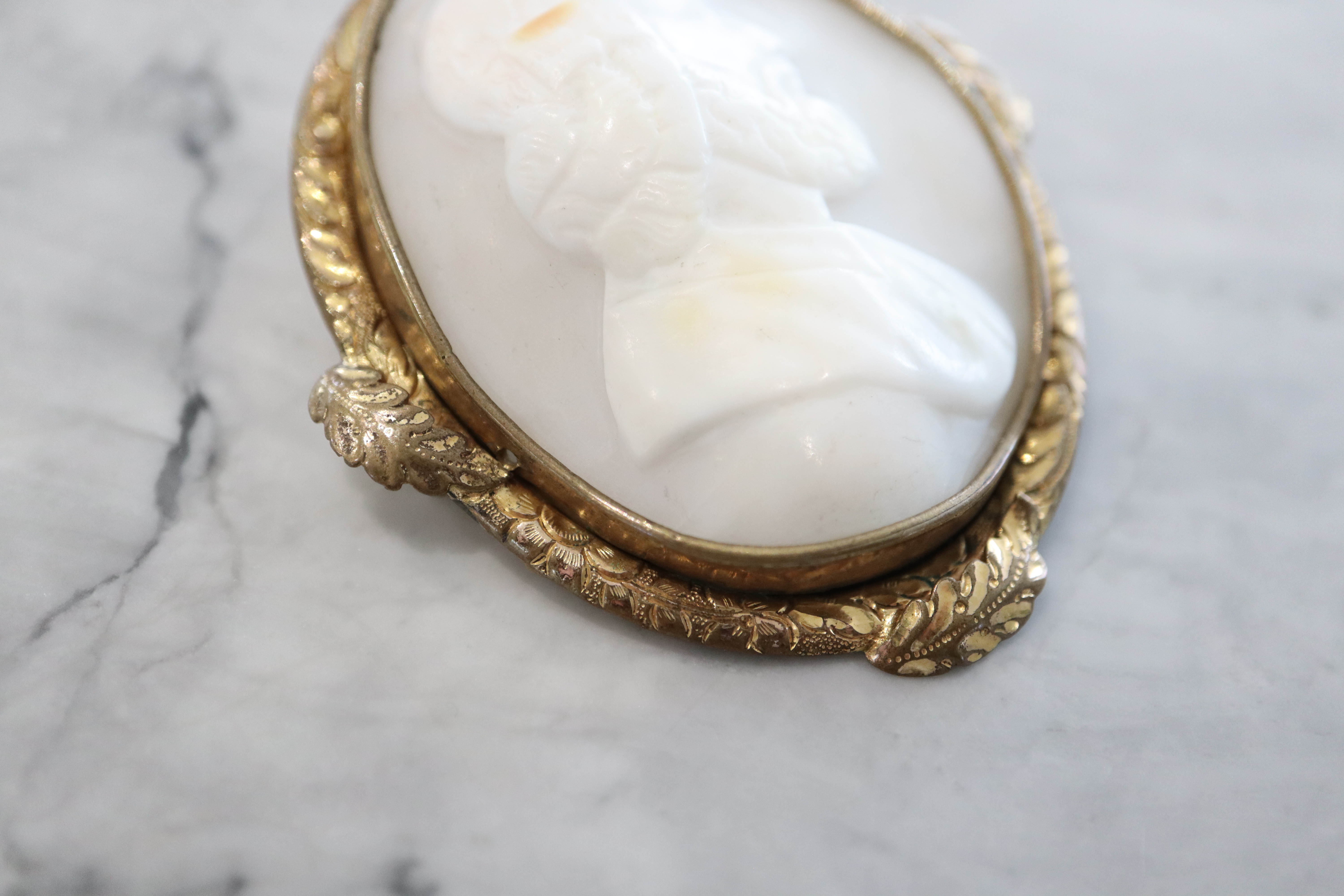 WHITE STONE CAMEO BROOCH in YELLOW METAL - Bild 3 aus 6