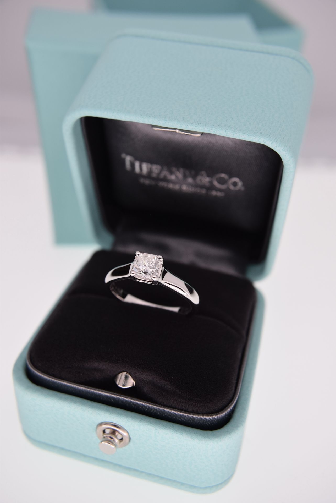 BEAUTIFUL DIAMOND TIFFANY & CO. "LUCIDA" VVS PLATINUM SOLITAIRE (BOX & DIAMOND CERT £9,995.00) - Image 2 of 18
