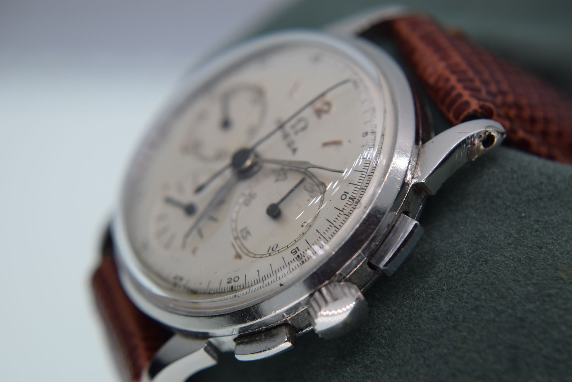 VINTAGE OMEGA WATCH WITH CHRONOGRAPH WITH OMEGA MANUAL WIND MOVEMENT - Image 4 of 5