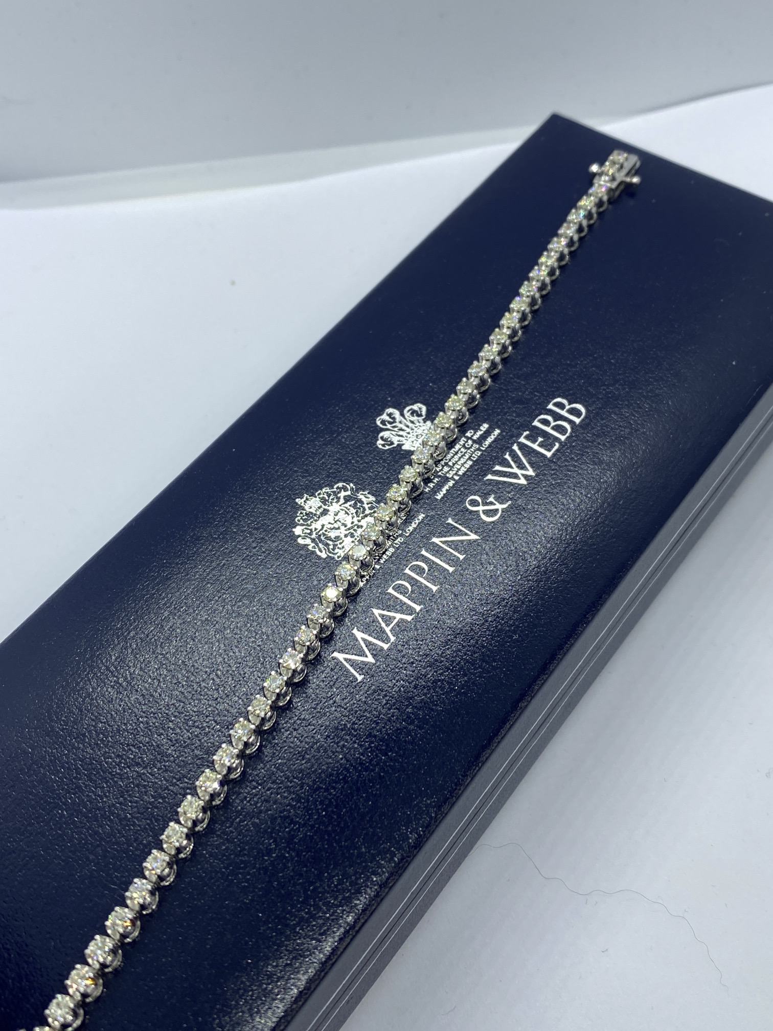 STUNNING 4.00ct DIAMOND TENNIS BRACELET SET IN WHITE GOLD - F/G/H SI1 APPROX - Image 3 of 5