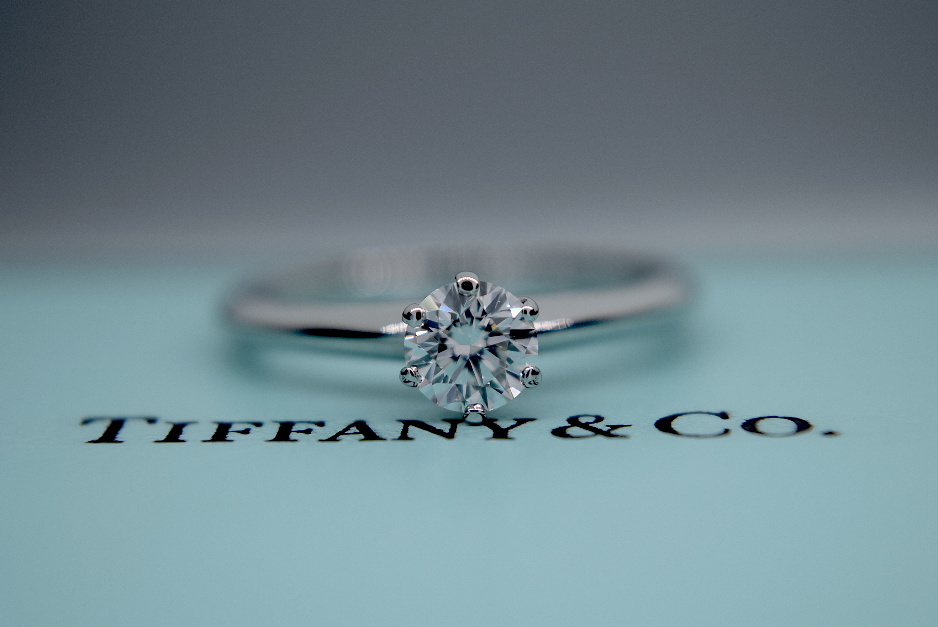 *HARRODS* TIFFANY & CO PLATINUM VVS2 DIAMOND SOLITAIRE RING "THE TIFFANY SETTING®" - BOX & CERT - Image 10 of 17