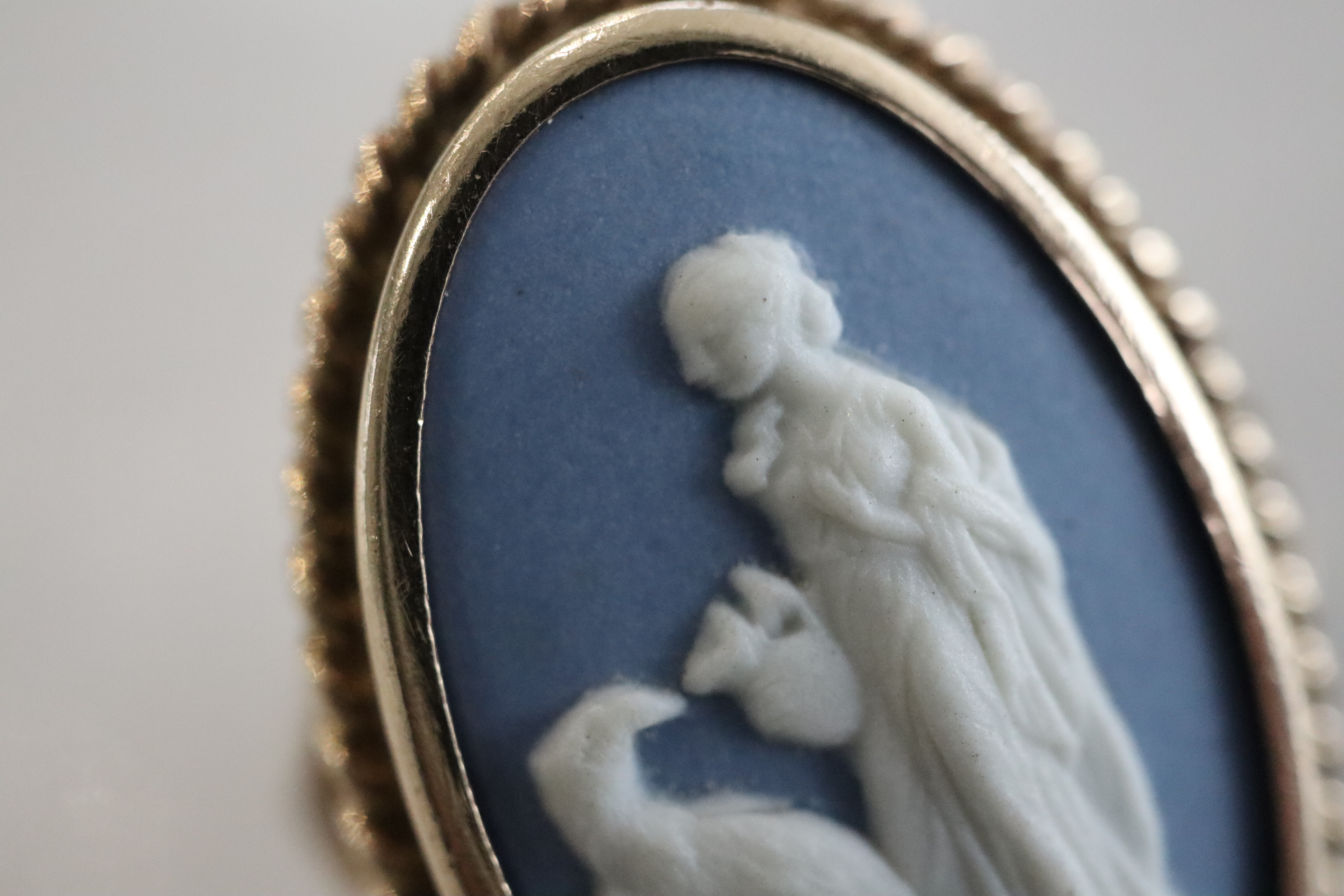 WEDGEWOOD BLUE CAMEO RING - 10k GOLD - SIZE: O1/2 - Image 2 of 4