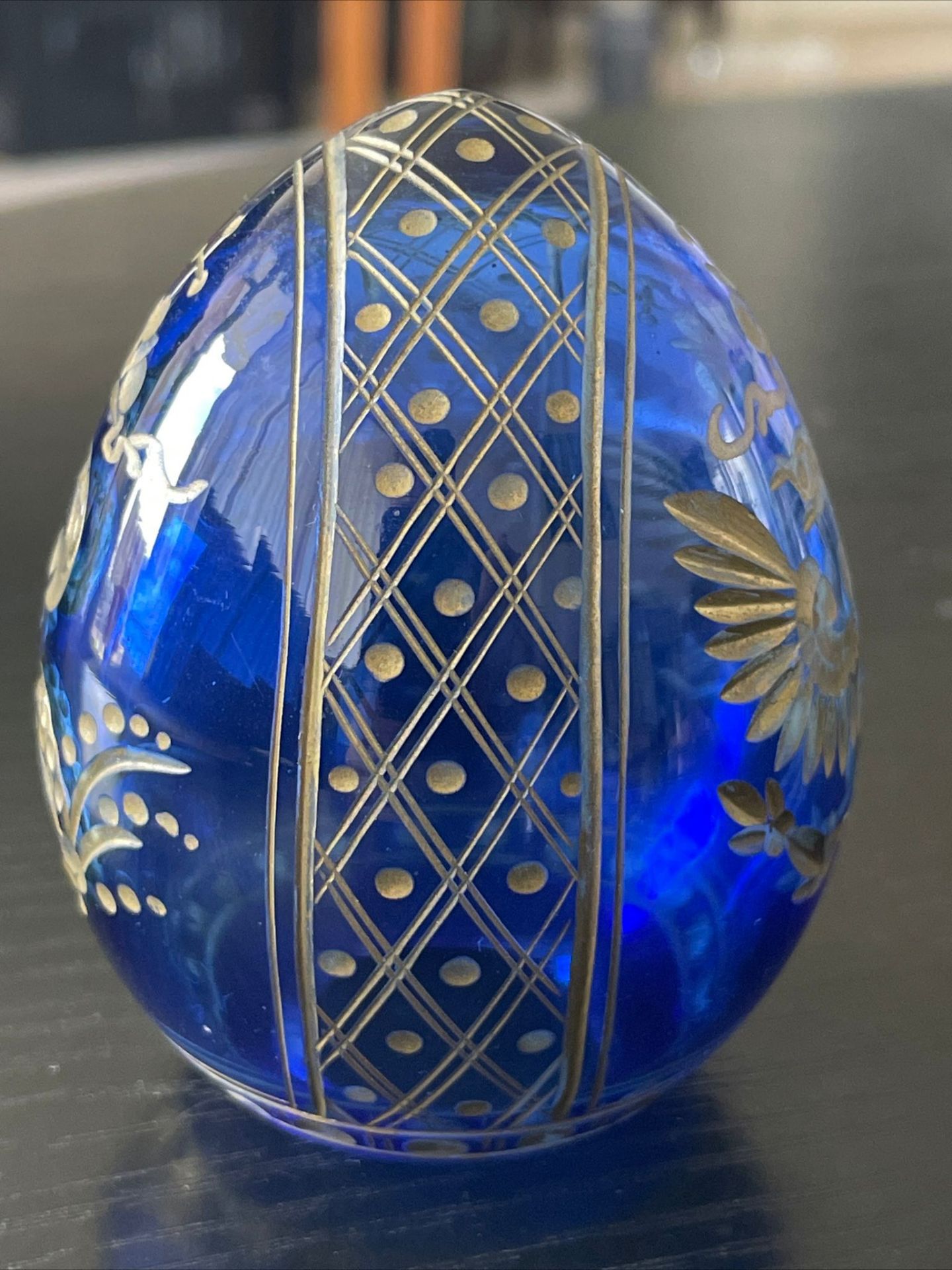 FABERGE STYLE RUSSIAN BLUE GLASS EGG IN EXCELLENT CONDITION - Image 3 of 4