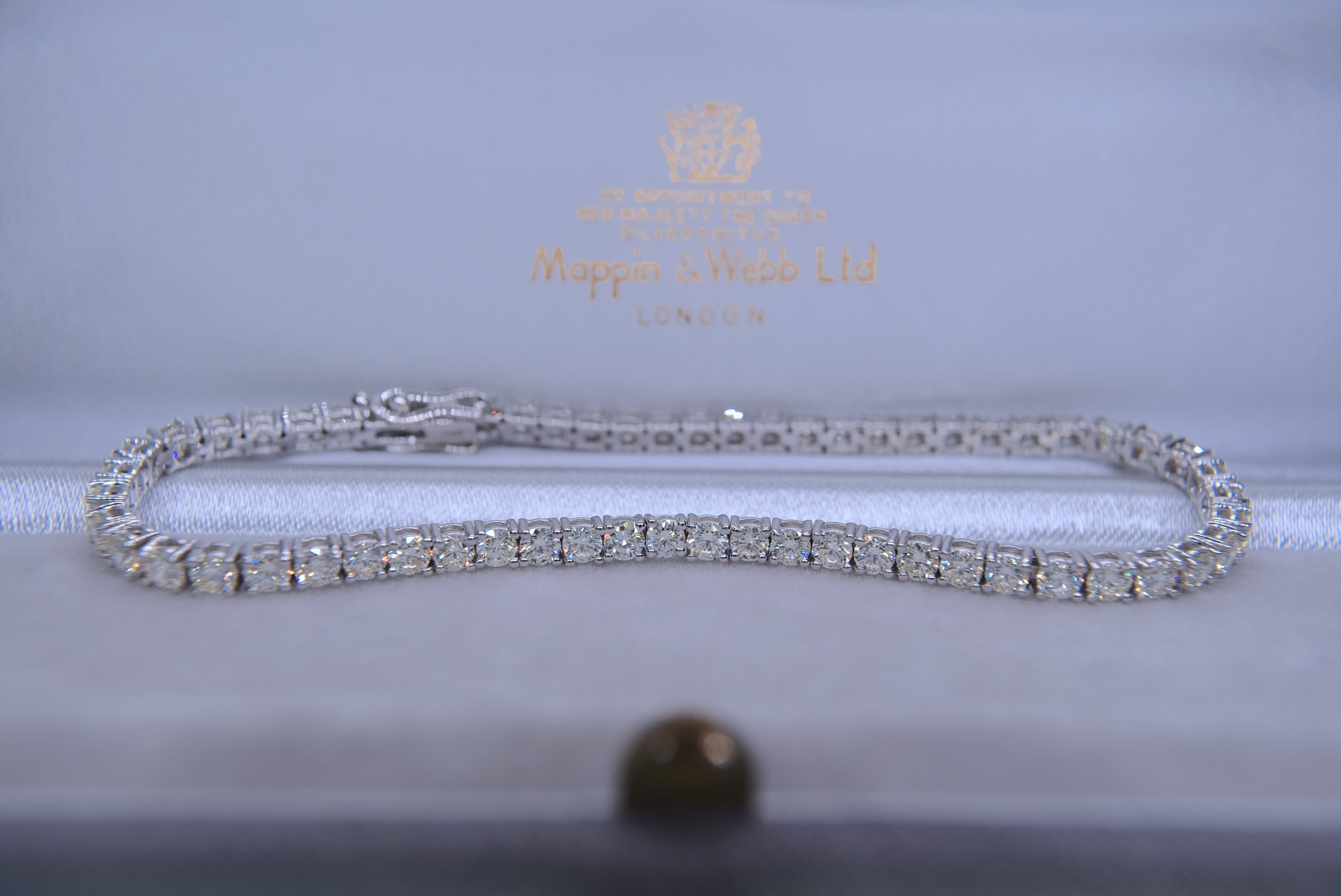 *STUNNING* 5.69CT *VVS/ E-F* DIAMOND BRILLIANT CUT 18CT WHITE GOLD TENNIS BRACELET (£18,950.00 CERT)