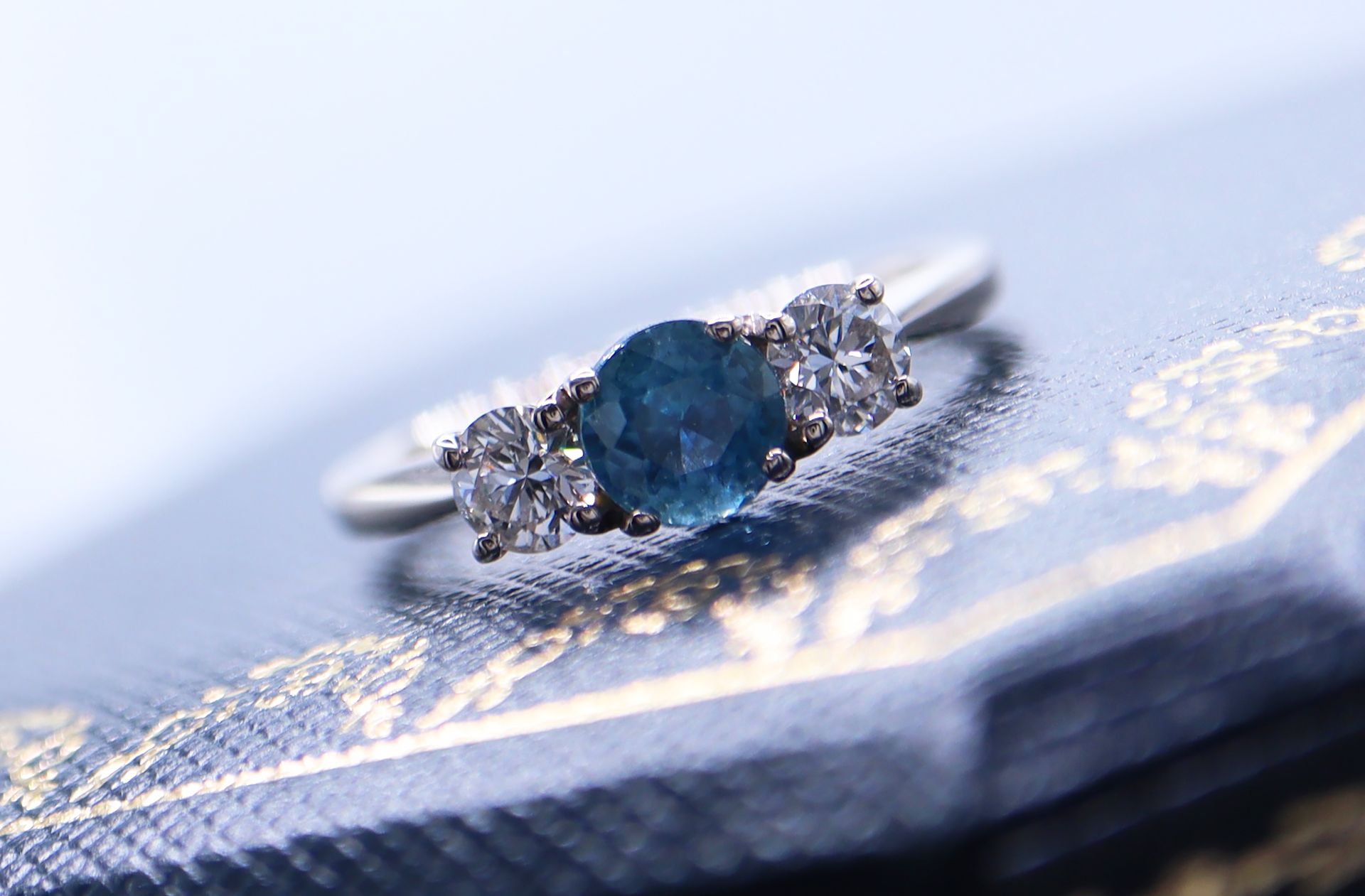 STUNNING 1.150CT 'PEACOCK BLUE' SAPPHIRE & DIAMOND TRILOGY RING - in 18K GOLD - Image 3 of 4