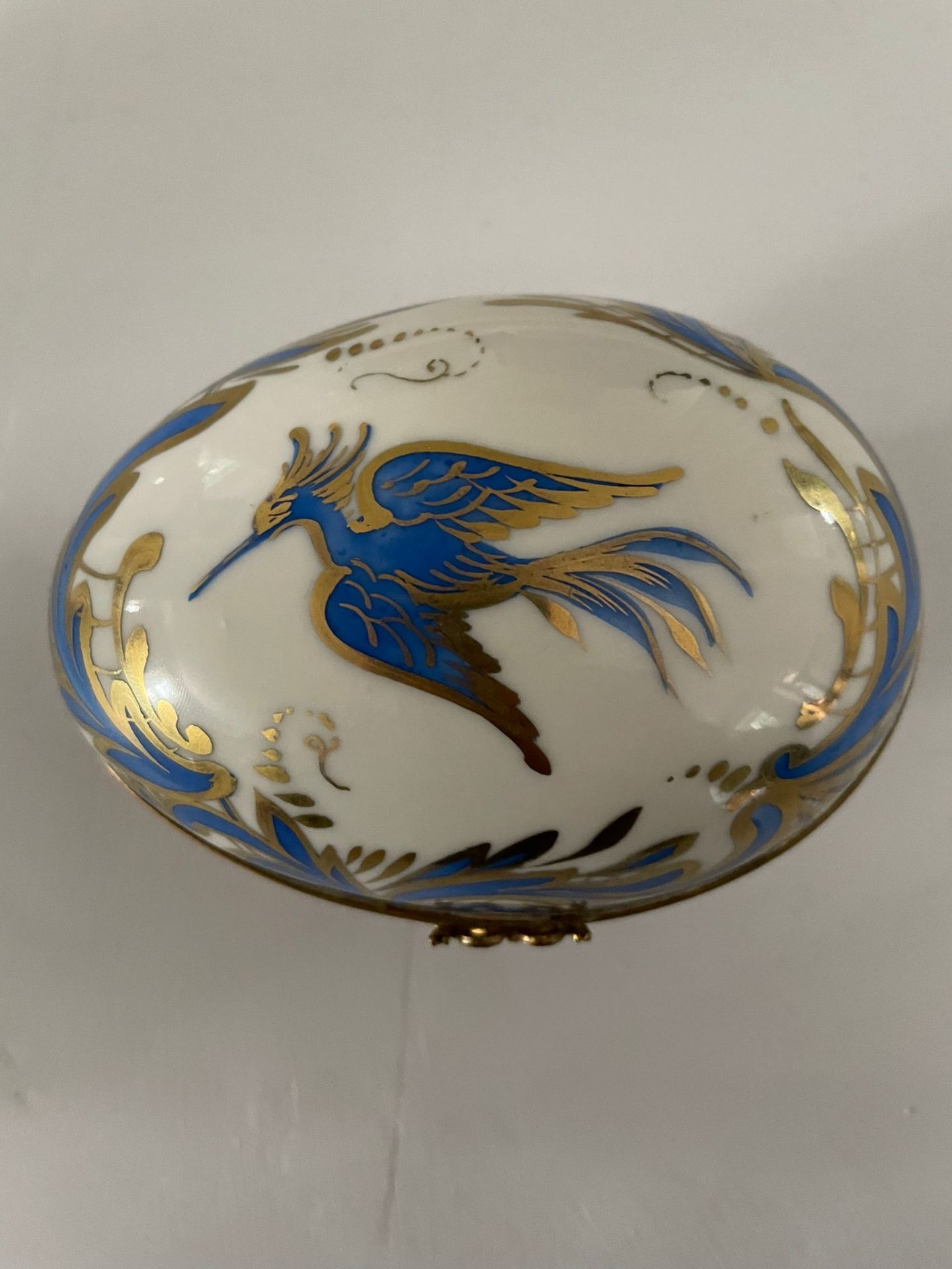 APPROX 1850's SERVES GOLD & BLUE COLOURED OPENING EGG - Image 3 of 6