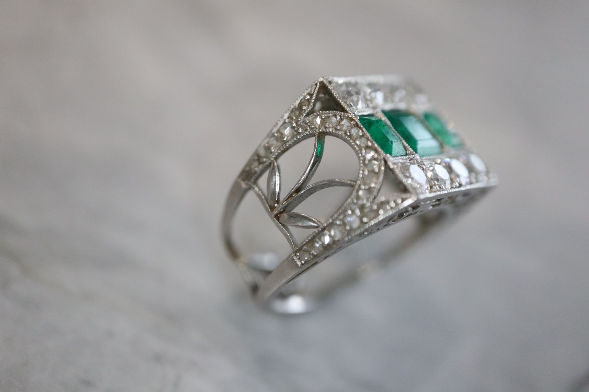 EMERALD & DIAMOND RING - PLATINUM SETTING (6.9g total) - Image 3 of 3