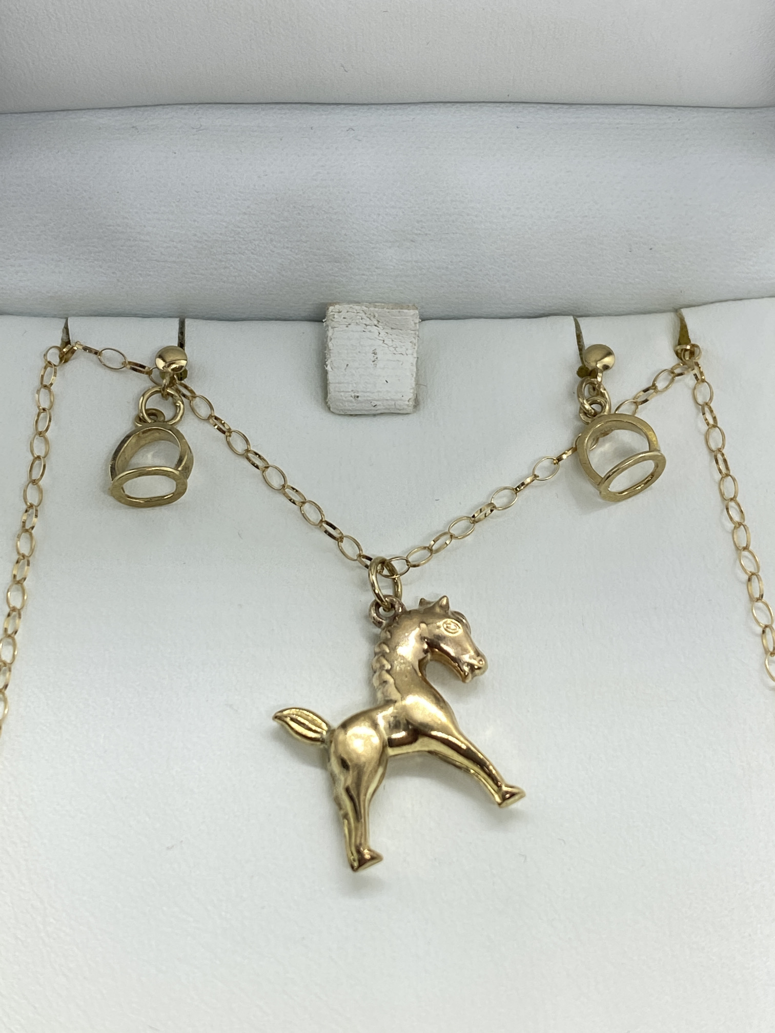 9ct YELLOW GOLD HORSE PENDANT & CHAIN WITH STIRRUP EARRINGS  - Bild 2 aus 2