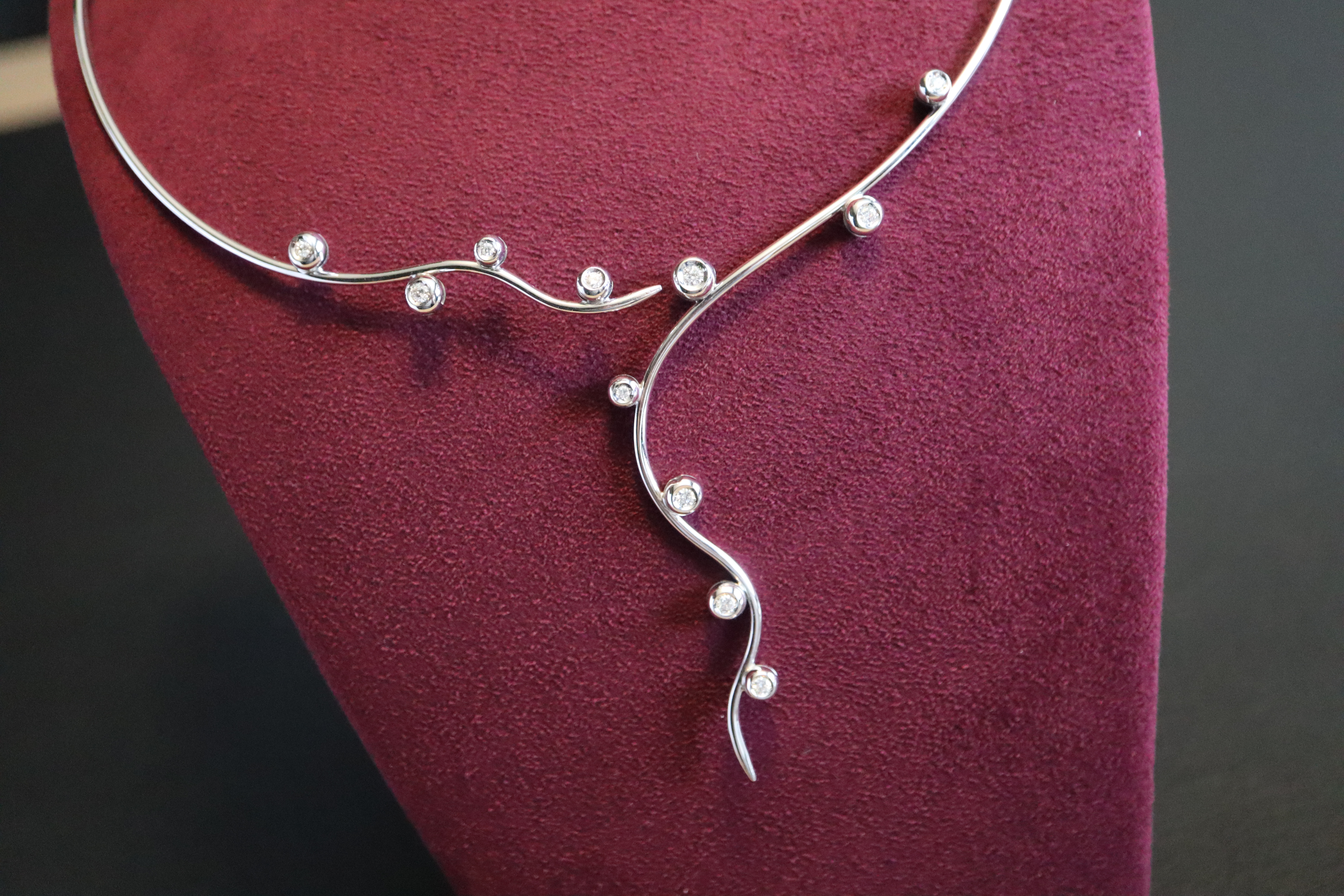 18K '750' WHITE GOLD & DIAMOND NECKLACE