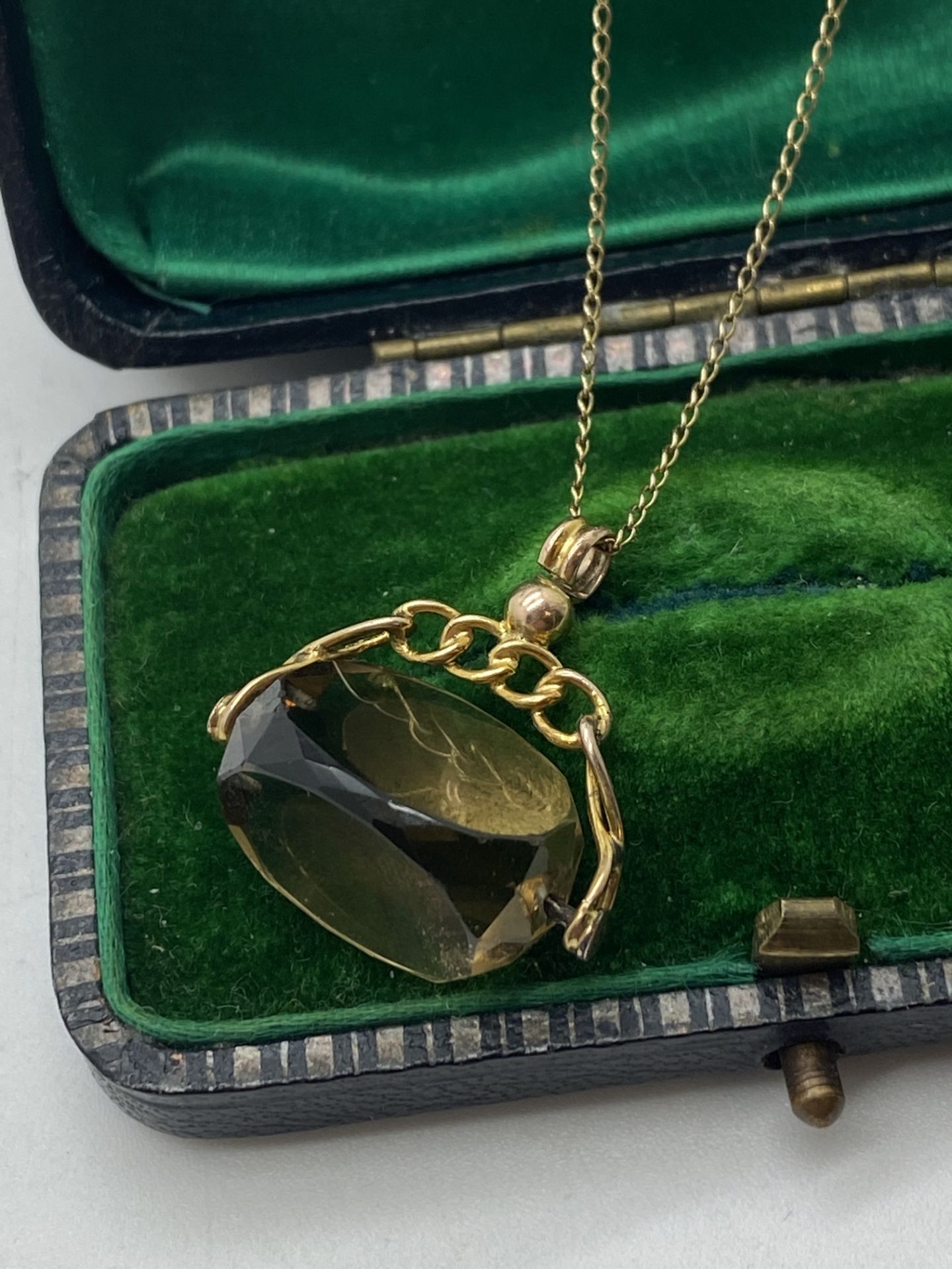 ANTIQUE 9ct GOLD SMOKY QUARTZ SPINNER PENDANT WITH ANTIQUE CHAIN OF APPROX. CHAIN LENGTH 18' 