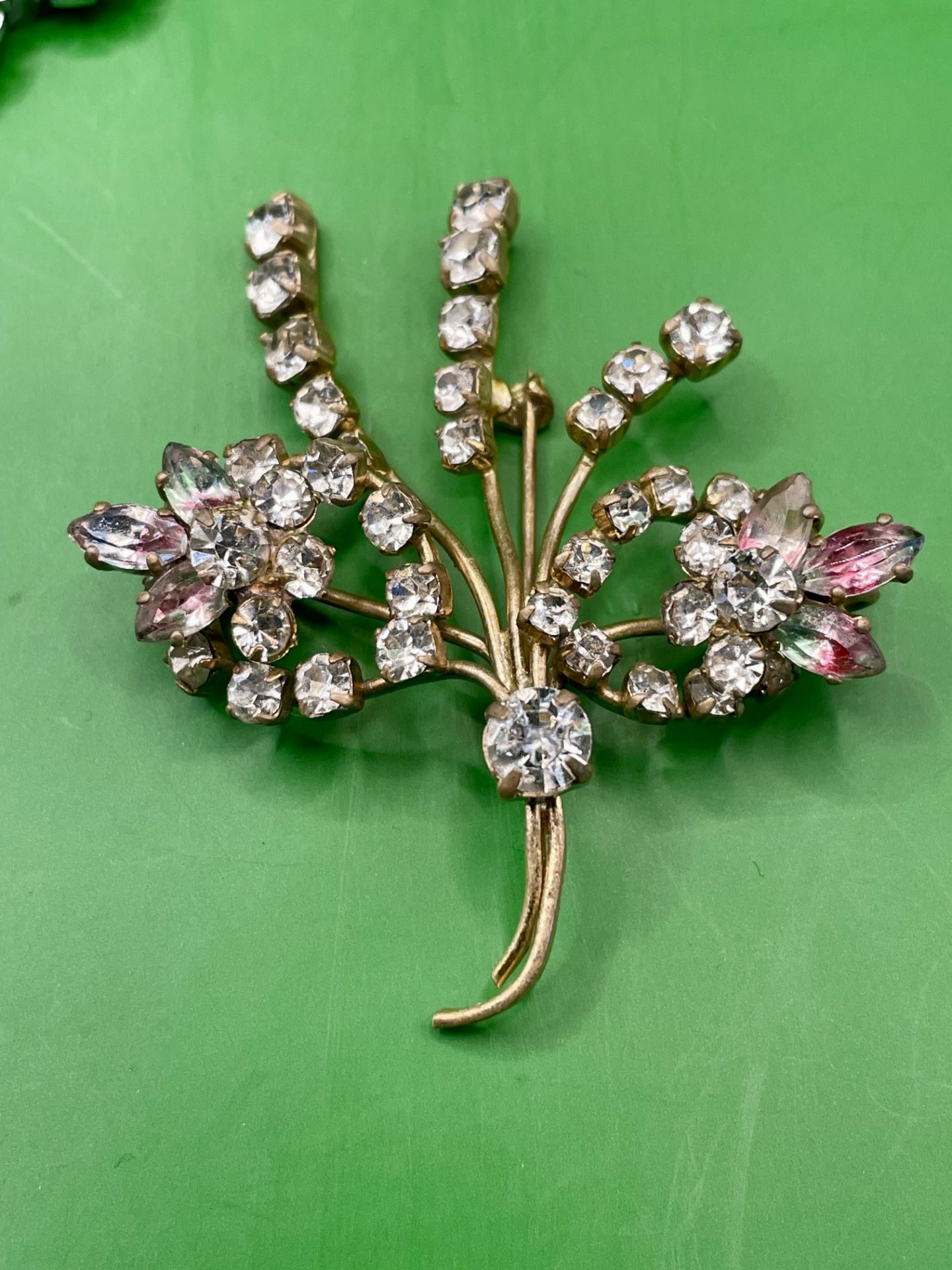 Two vintage brooches One possible 1930s Art deco brooch &  1950s gold tone brooch bouquet of flowers - Image 3 of 6