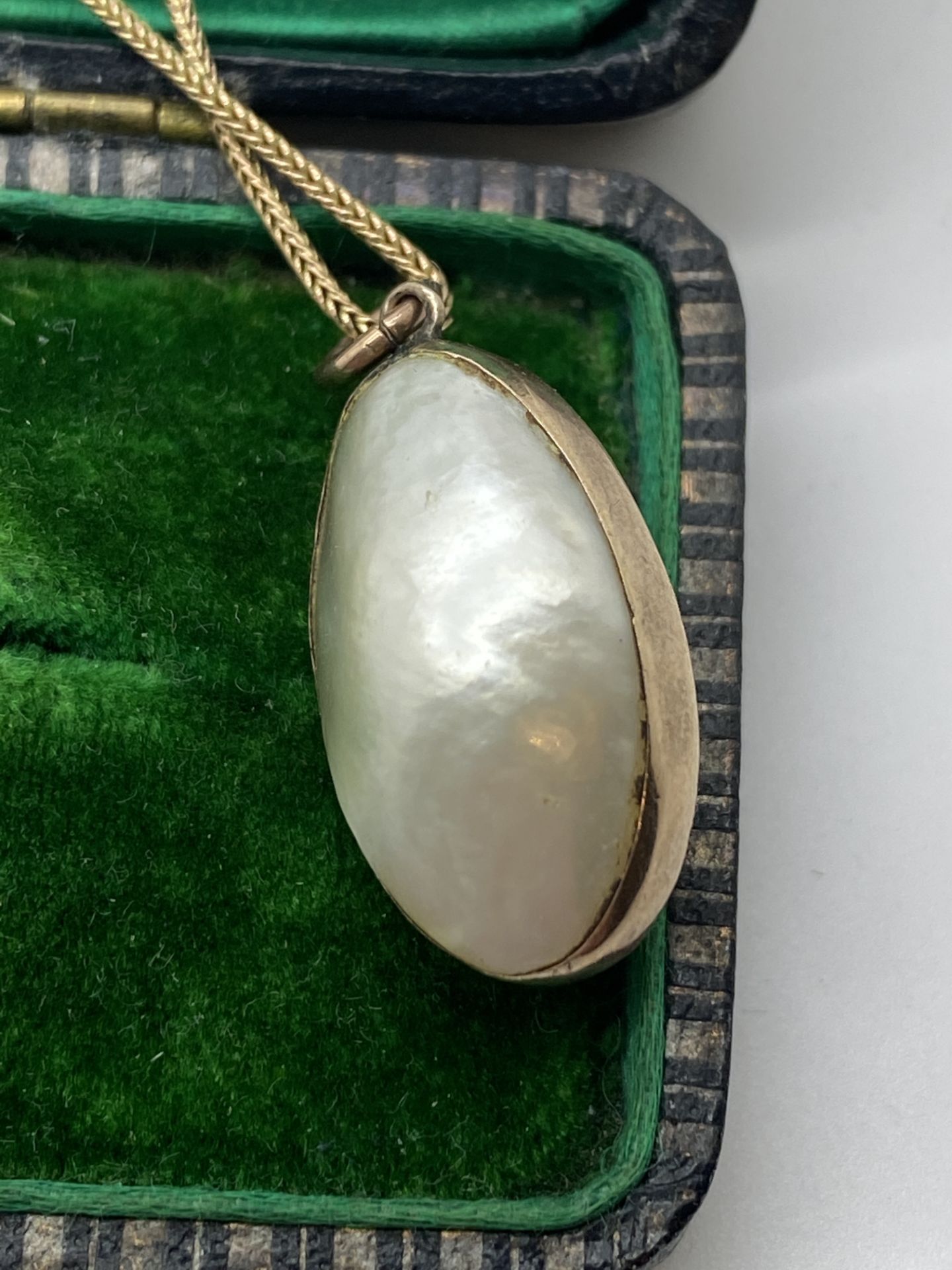 VINTAGE MOTHER OF PEARL PENDANT IN YELLOW METAL TESTED AS GOLD  - Image 2 of 5