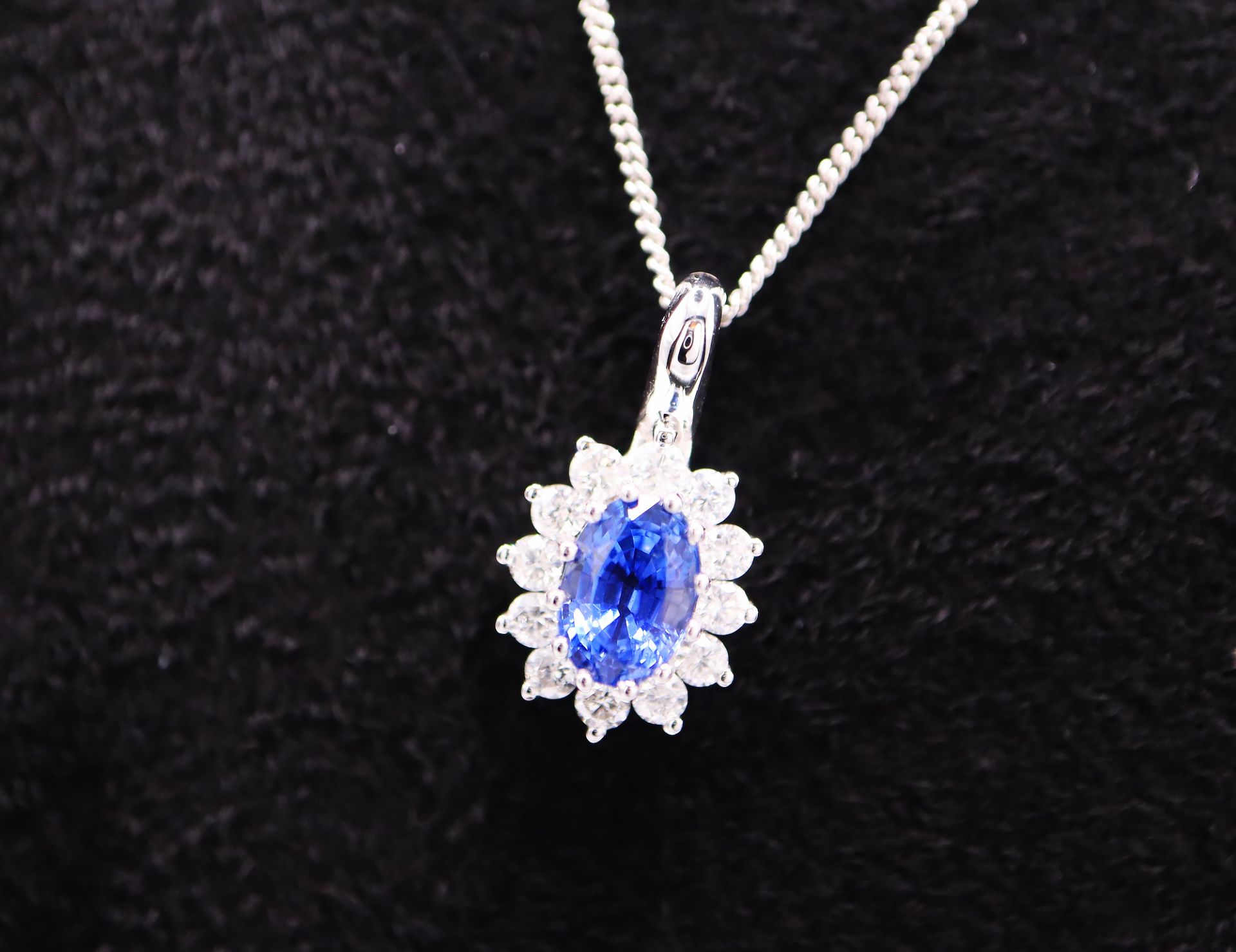 18CT WHITE GOLD - 'VELVET BLUE' SAPPHIRE & DIAMOND 'HALO' PENDANT - Image 9 of 9