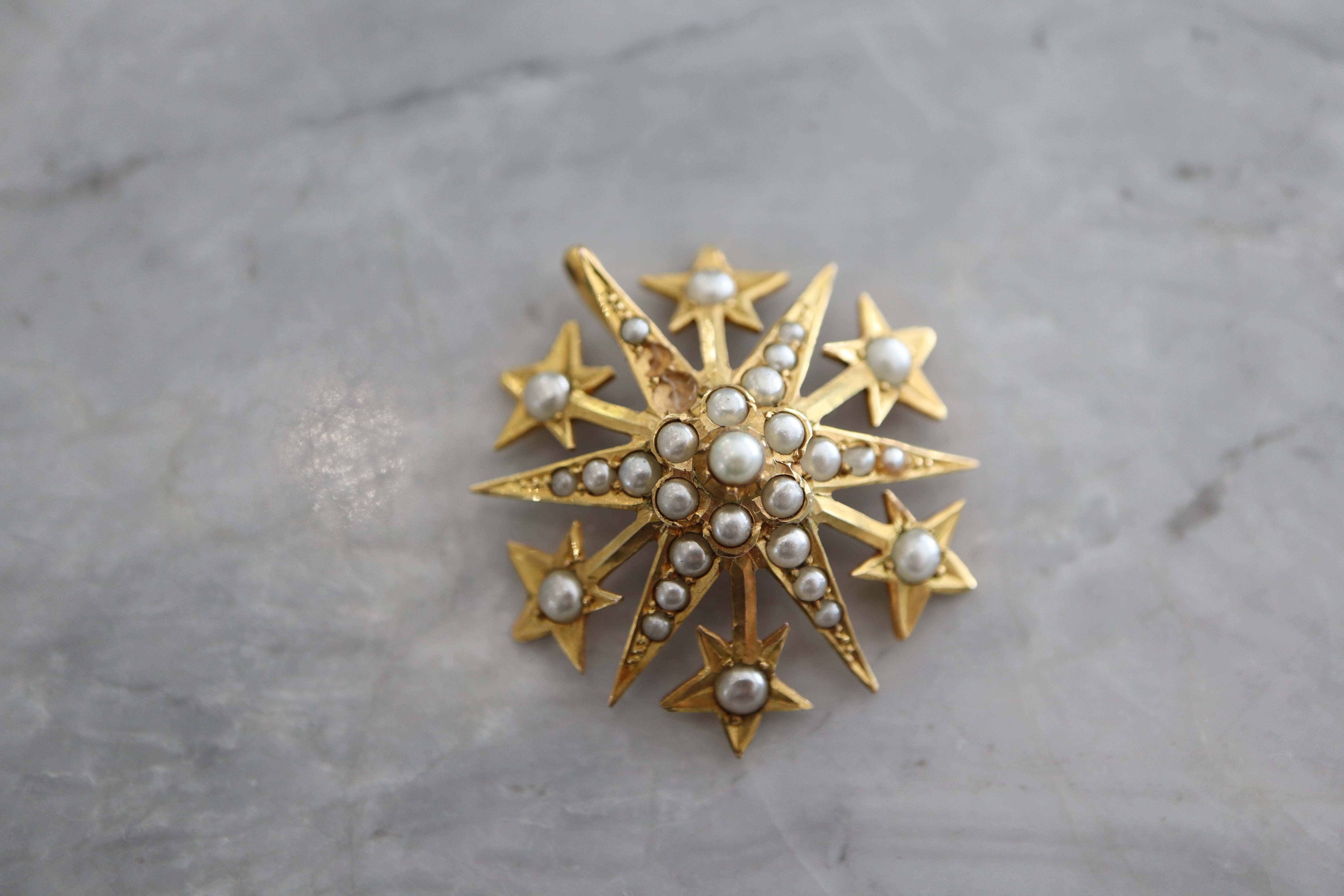 9K YELLOW GOLD BROOCH