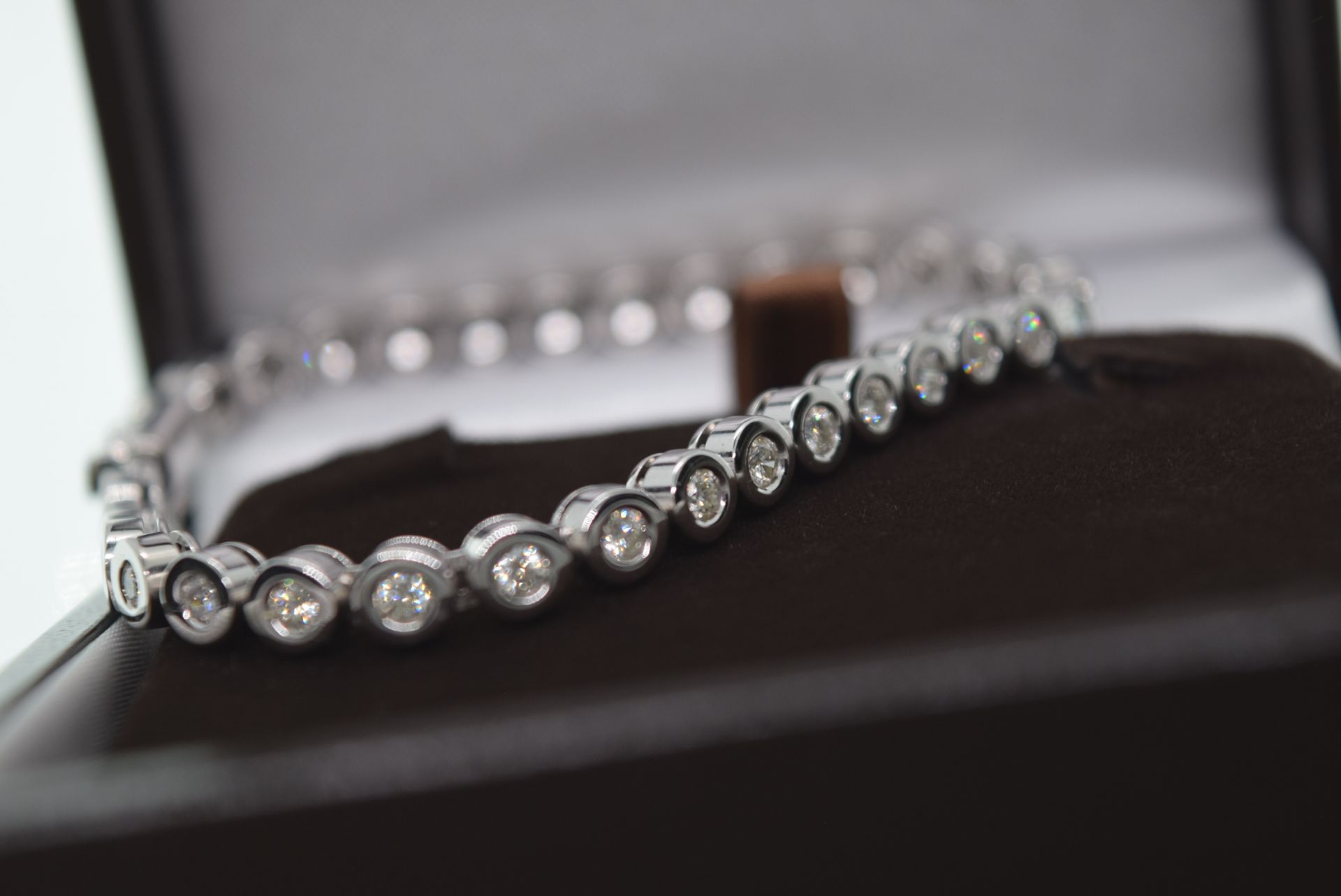 18CT WHITE GOLD (23 GRAMS) 4CT VVS DIAMOND TENNIS BRACELET - WITH £10,000 VALUATION - Image 4 of 5