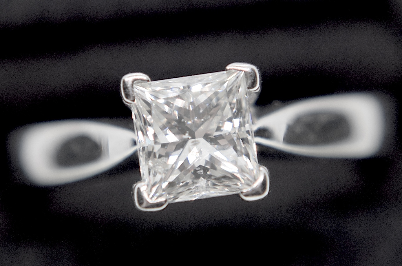 PRINCESS CUT VS 1.02CT DIAMOND SOLITAIRE RING IN 18K WHITE GOLD - SIZE N1/2