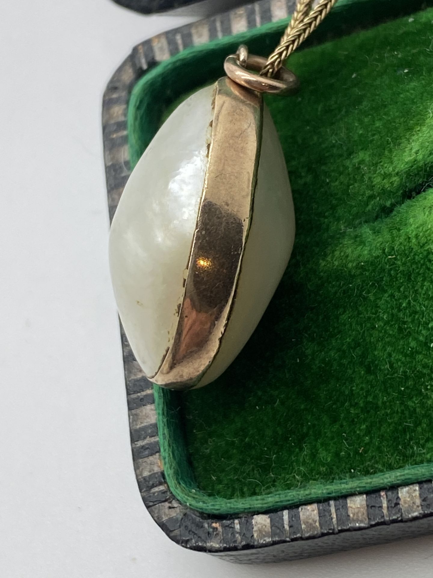 VINTAGE MOTHER OF PEARL PENDANT IN YELLOW METAL TESTED AS GOLD  - Image 4 of 5