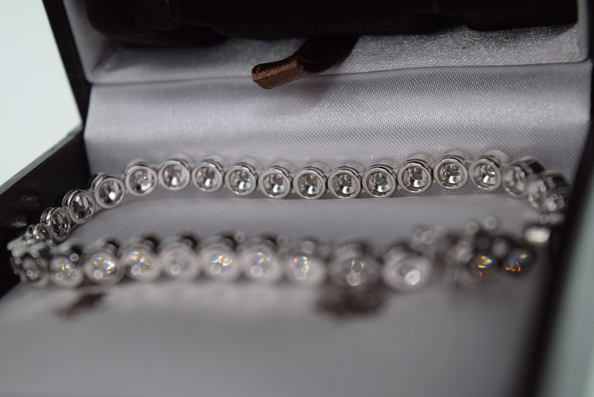 18CT WHITE GOLD (23 GRAMS) 4CT VVS DIAMOND TENNIS BRACELET - WITH £10,000 VALUATION - Image 5 of 5