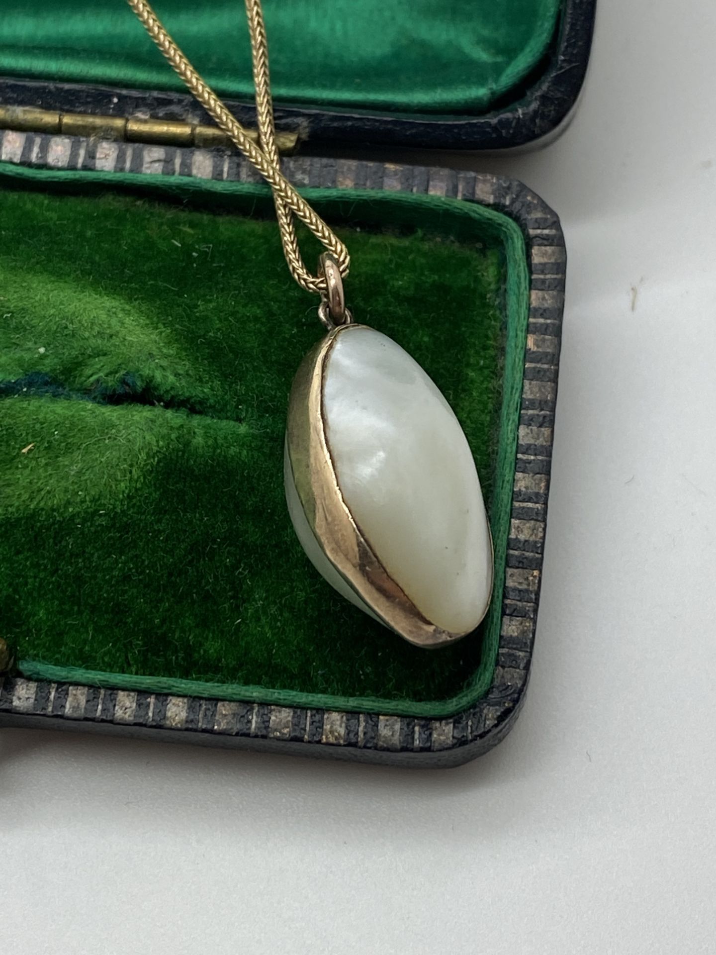 VINTAGE MOTHER OF PEARL PENDANT IN YELLOW METAL TESTED AS GOLD 
