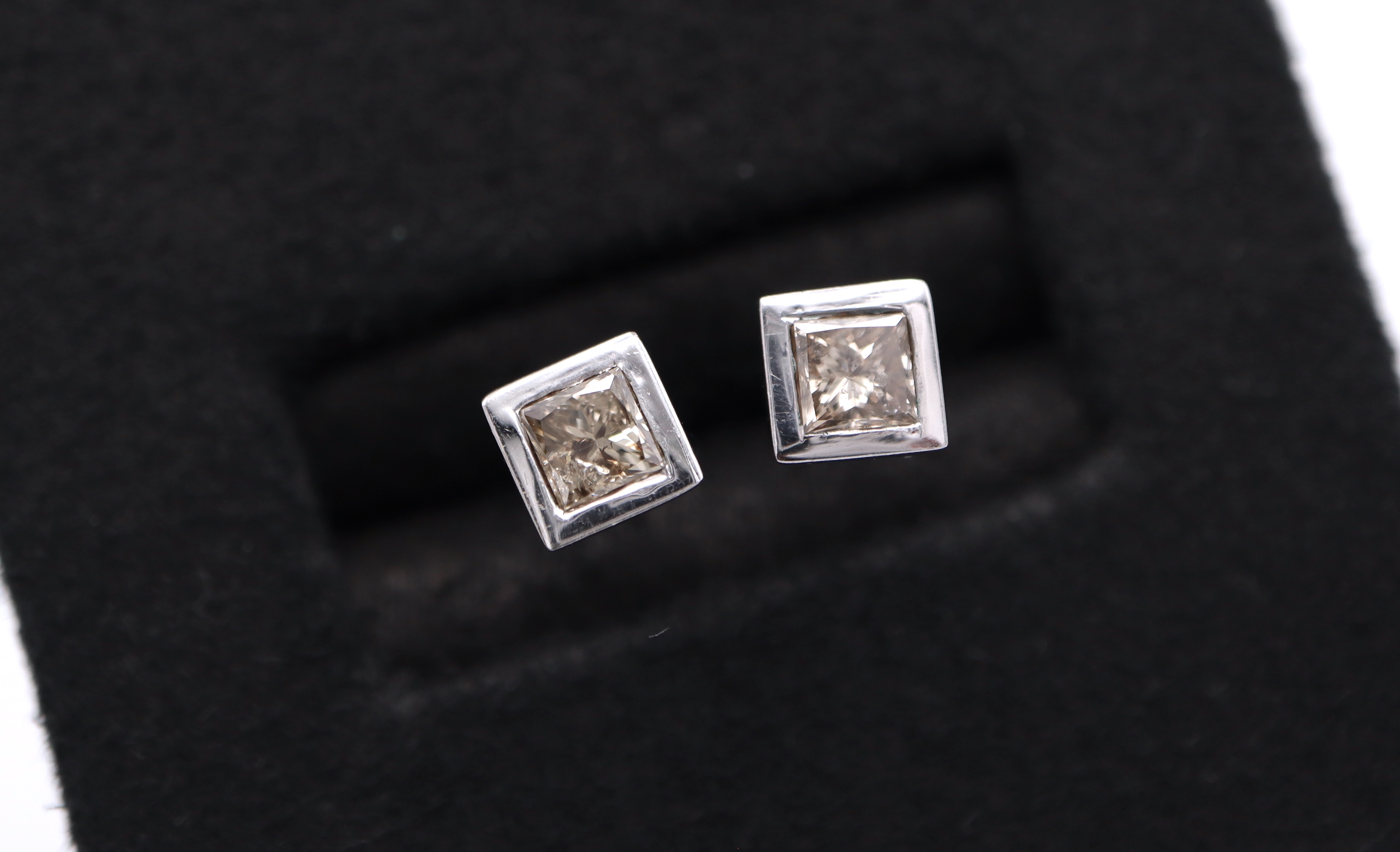 0.90CT PRINCESS CUT DIAMOND STUD EARRINGS set in 14K WHITE GOLD