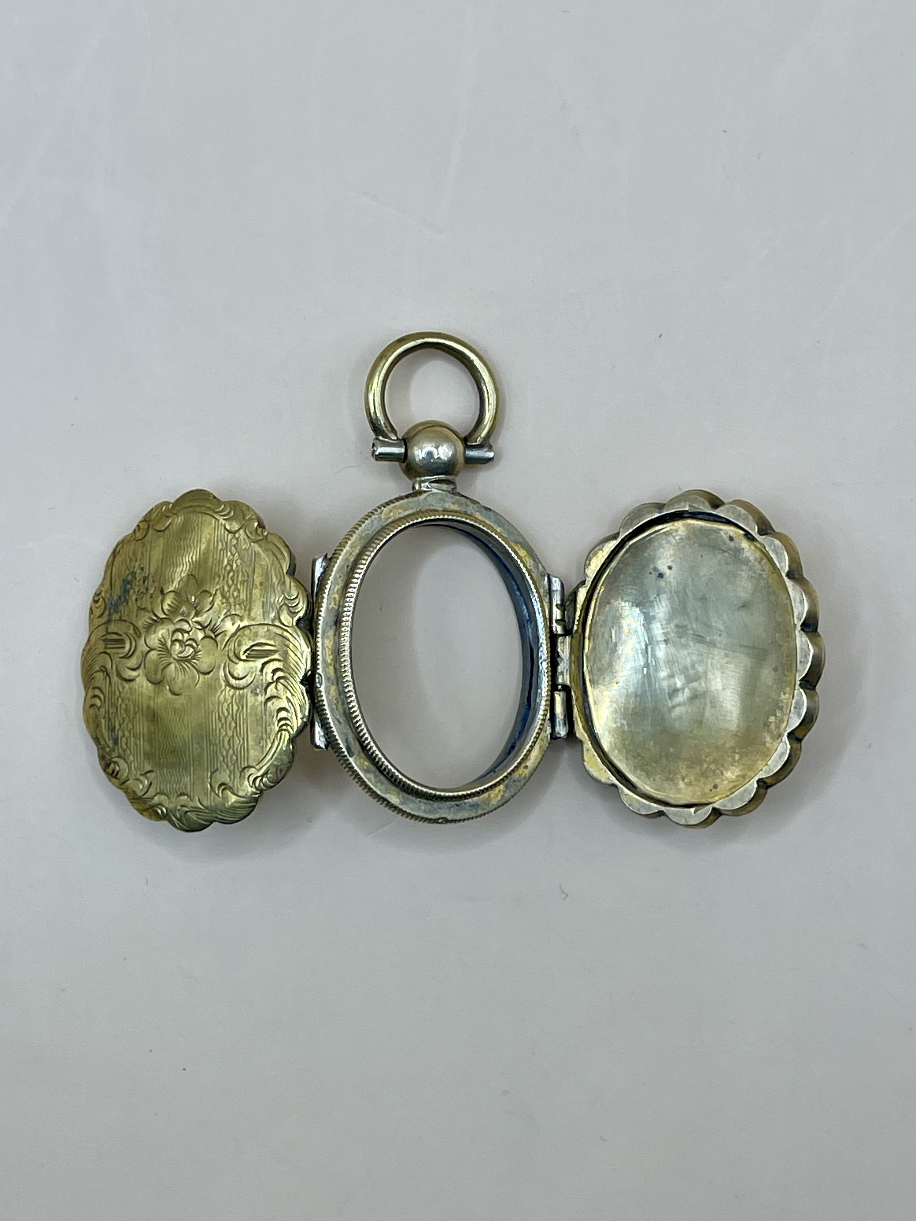 A Victorian gold coloured locket which opens on both sides very well made please see photos for bett - Image 2 of 3