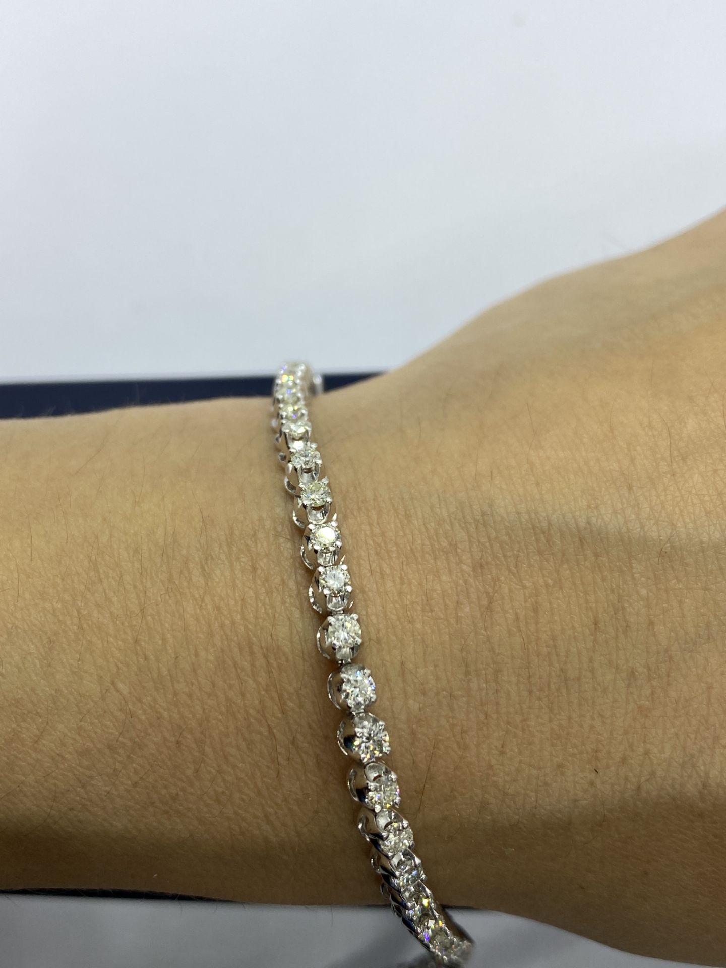 STUNNING 4.00ct DIAMOND TENNIS BRACELET SET IN WHITE GOLD - F/G/H SI1 APPROX - Image 4 of 5