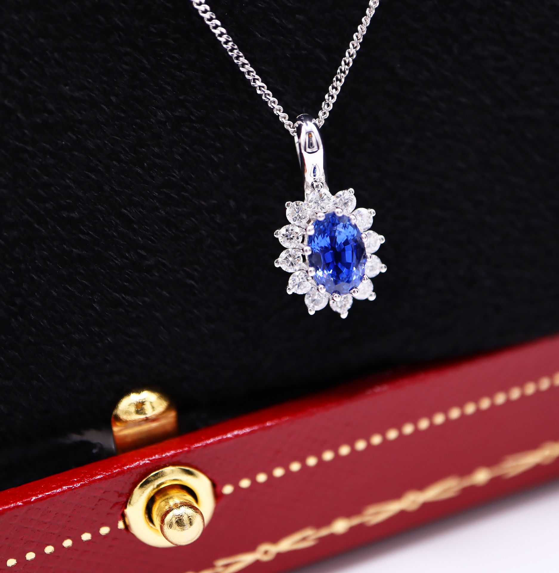 18CT WHITE GOLD - 'VELVET BLUE' SAPPHIRE & DIAMOND 'HALO' PENDANT - Image 2 of 9