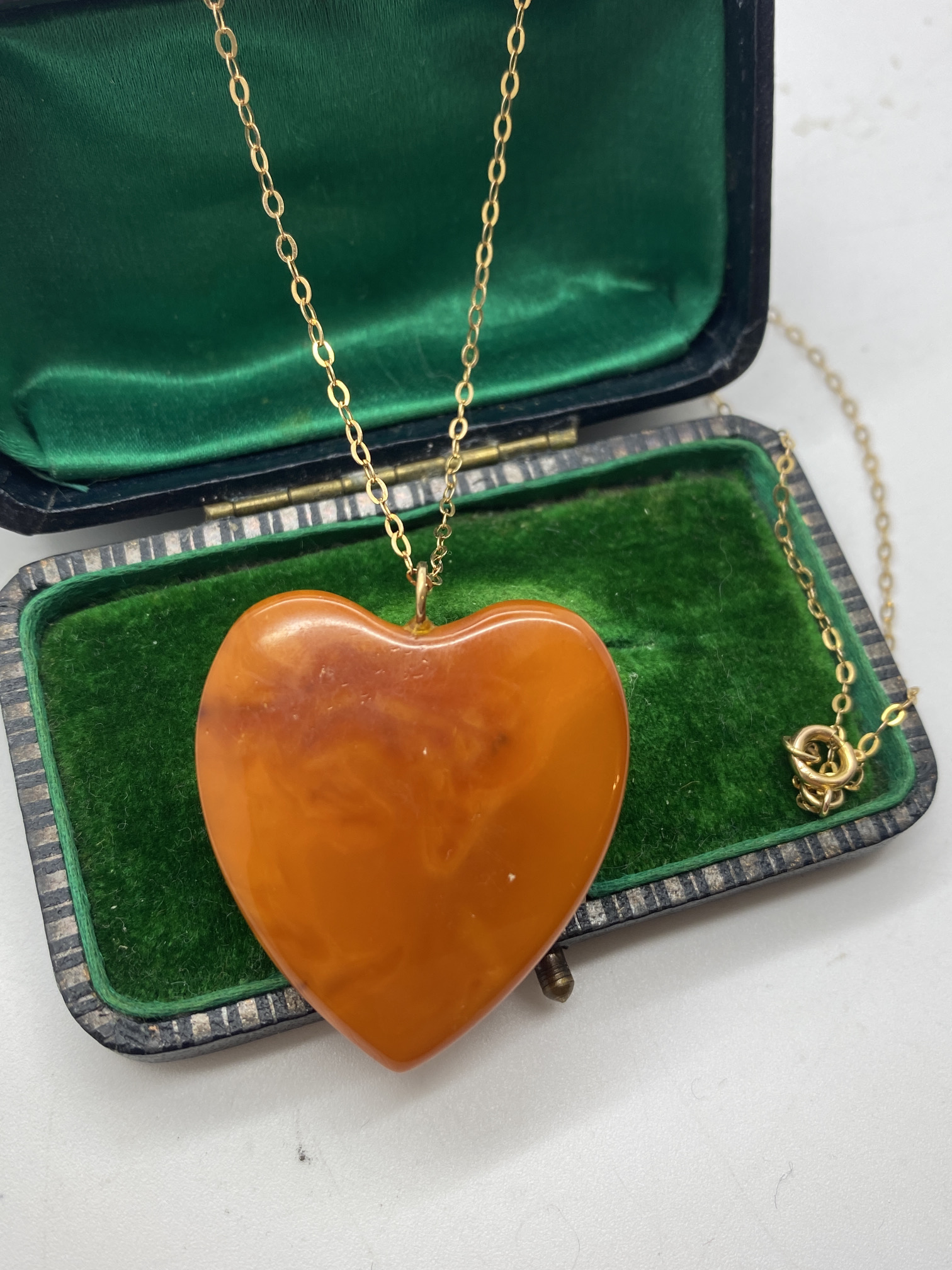 9ct GOLD BALTIC HEART SHAPEDAMBER PENDANT 1.2' X 1.2' AND CHAIN APPROX. LENGTH 16'