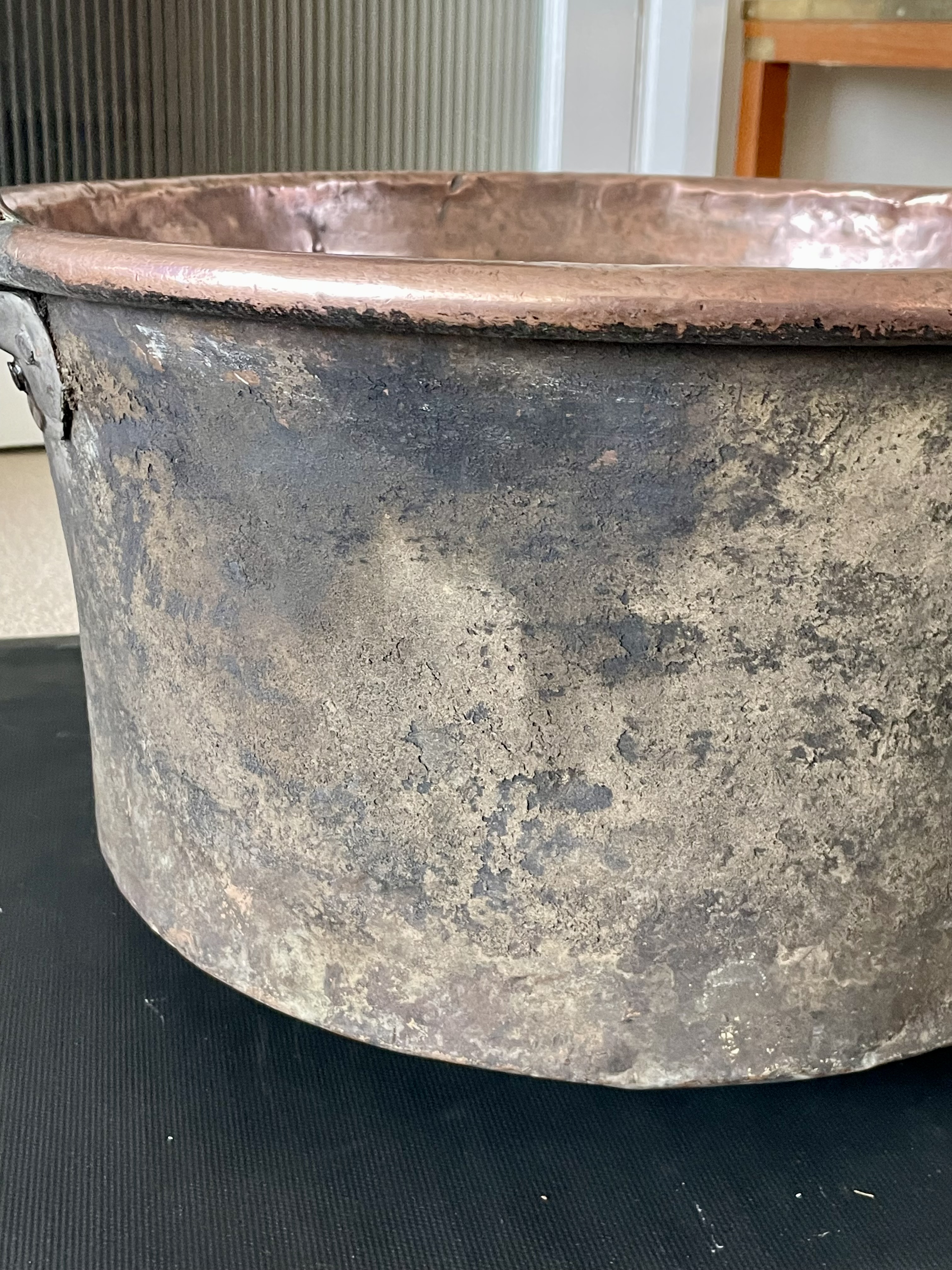 18th century Large copper with iron handle cauldron.  see photos  - Image 10 of 12