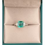 2.81CT EMERALD & DIAMOND RING - SET IN 18K GOLD (3.14g Total Weight)