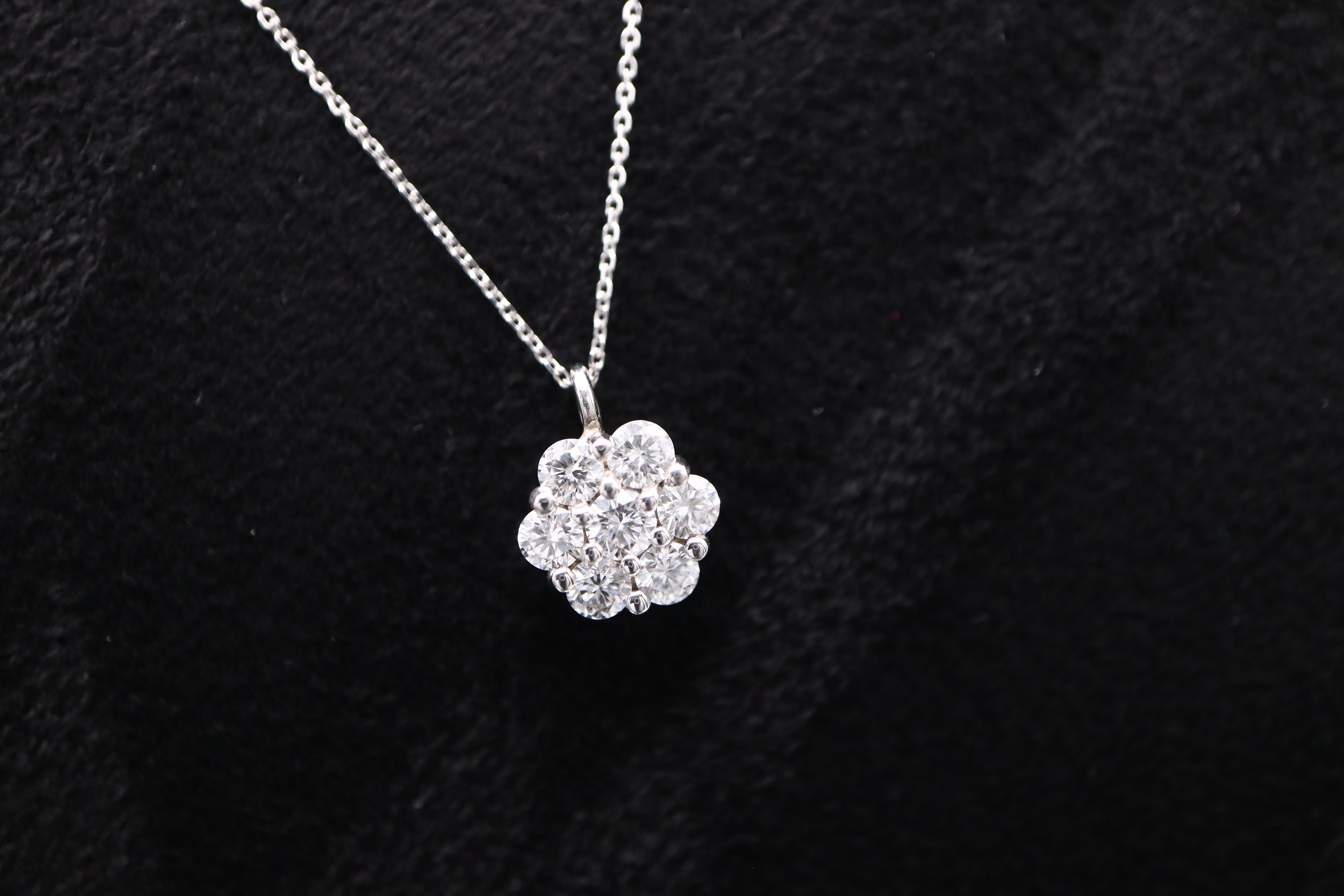 0.80CT DIAMOND & 18K WHITE GOLD PENDANT & CHAIN