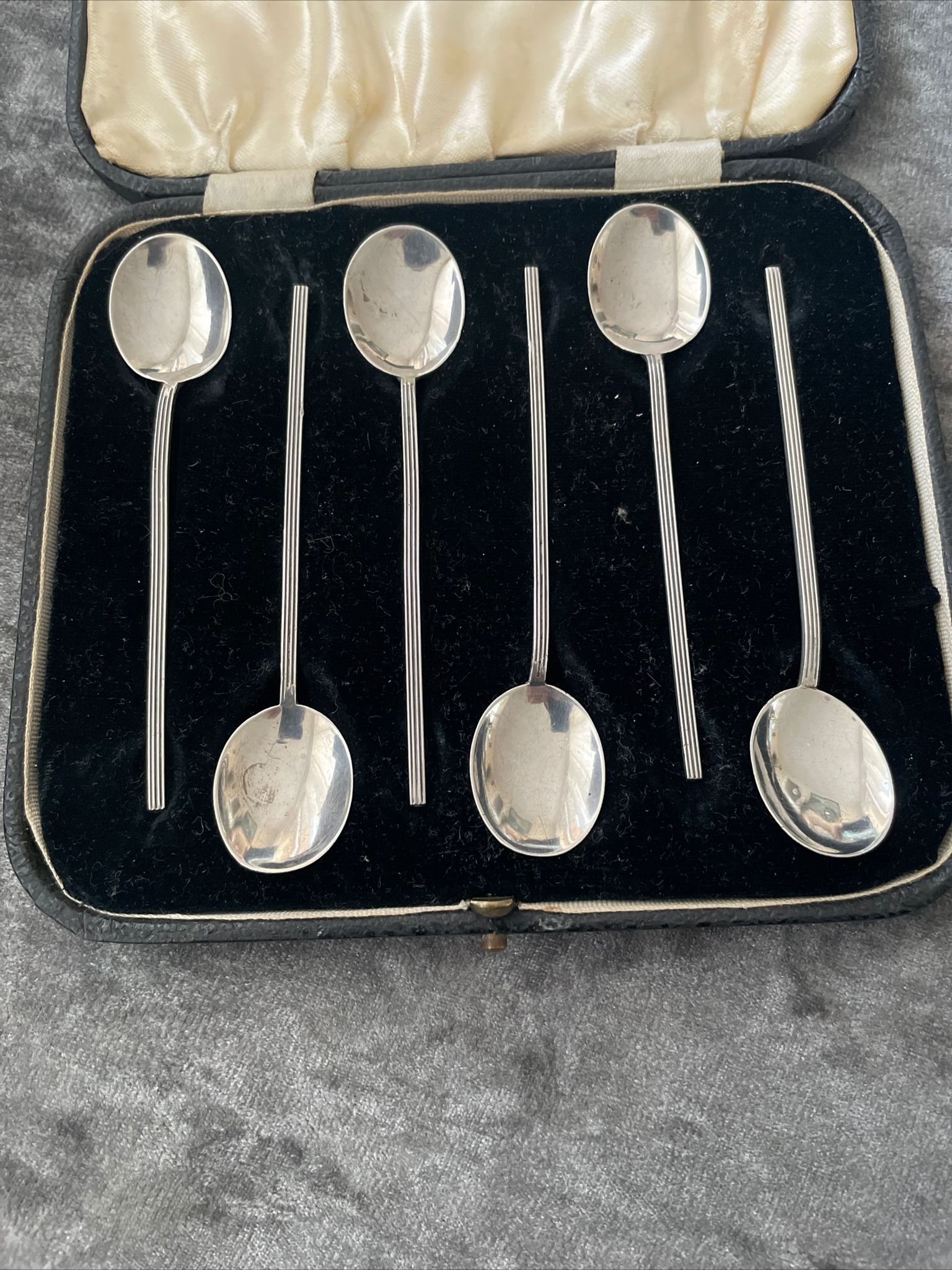 FINE BOXED STYLISH SILVER TEASPOON SET BY ROBERT PRINGLE & SON 