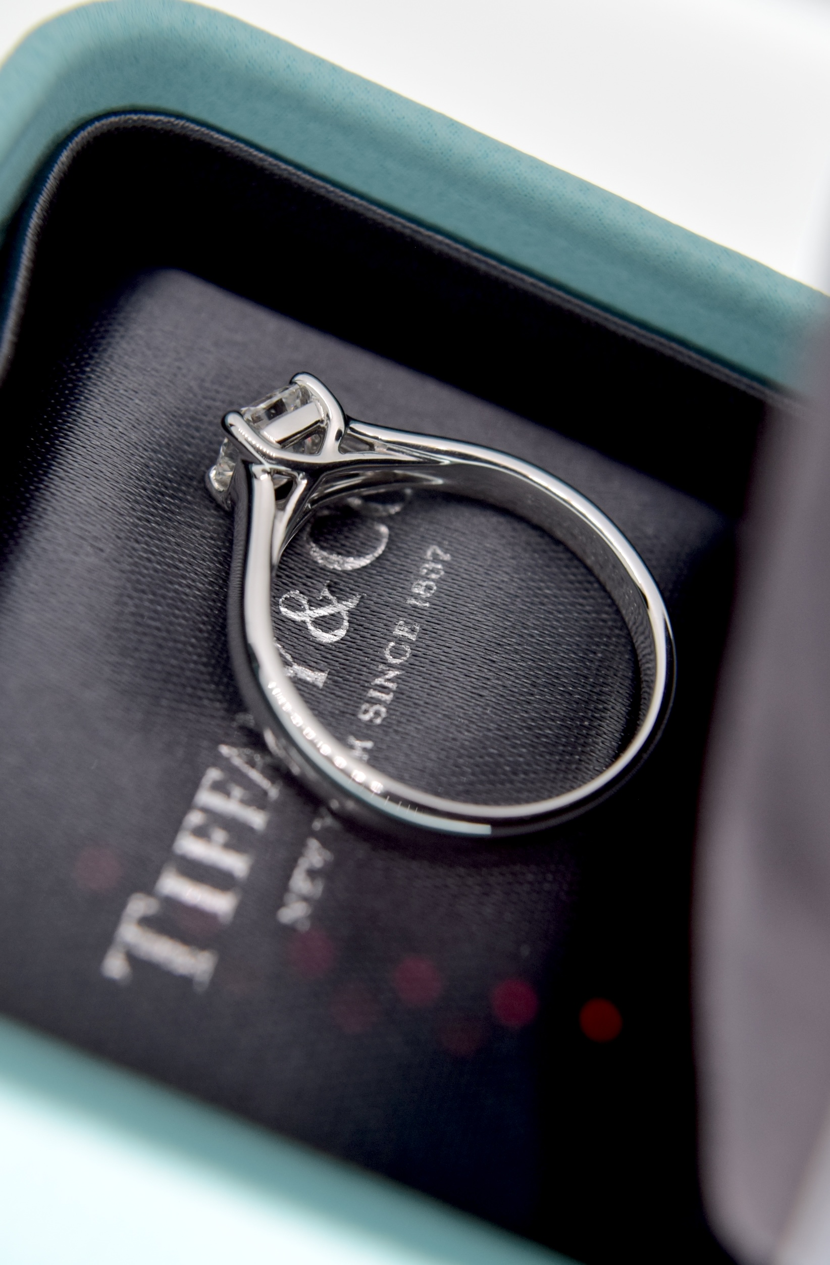 BEAUTIFUL DIAMOND TIFFANY & CO. "LUCIDA" VVS PLATINUM SOLITAIRE (BOX & DIAMOND CERT £9,995.00) - Image 14 of 18