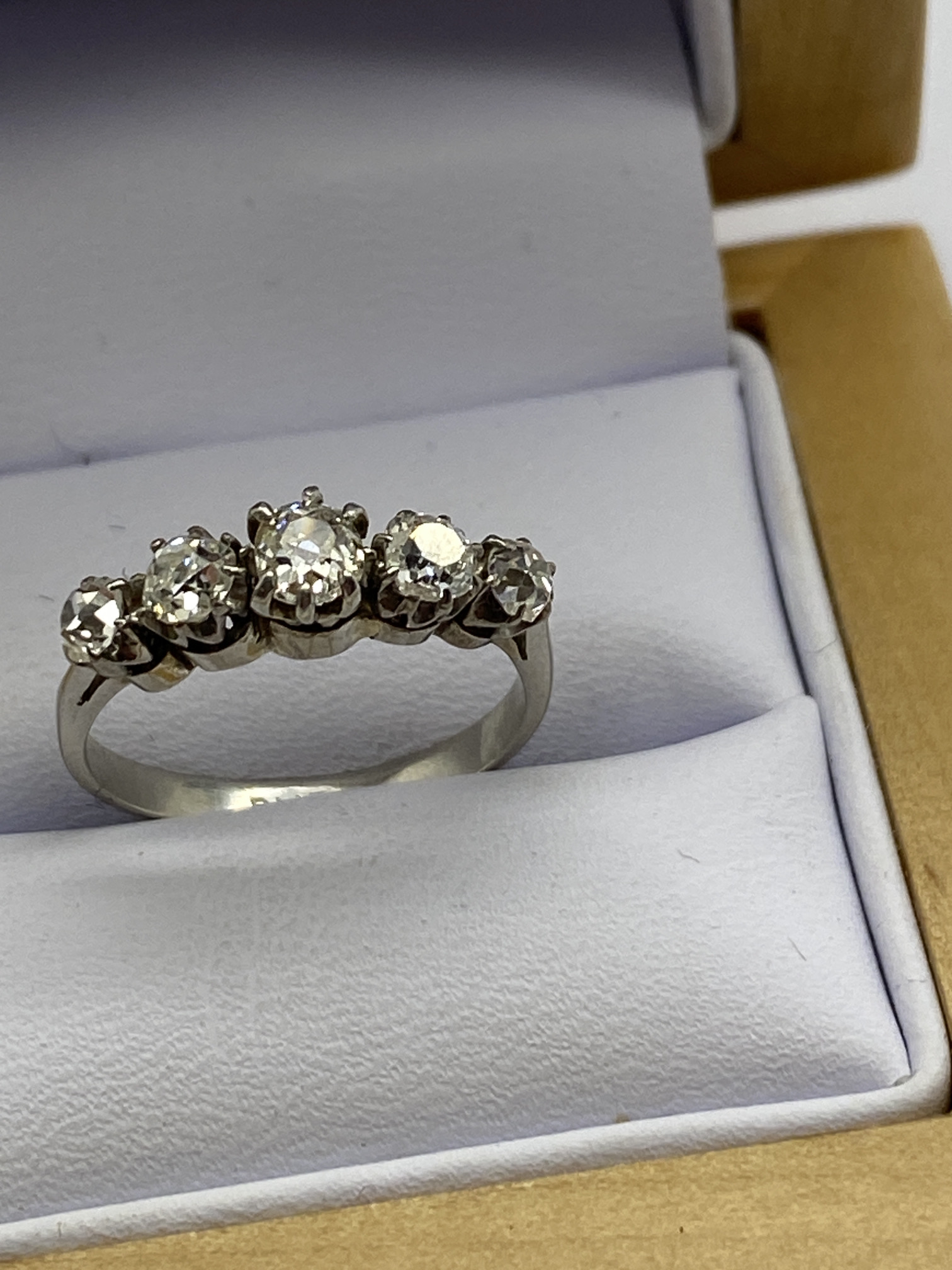 18ct GOLD/PLATINUM MID 20th CENTURY 5 STONE DIAMOND RING VS2-SI2 - H/I & K-L - Image 3 of 6