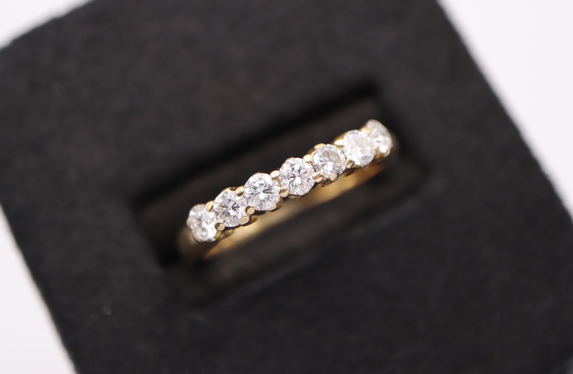 18K GOLD & DIAMOND (0.70CT) '7 STONE' RING (UK SIZE: N 1/2) - Image 2 of 2