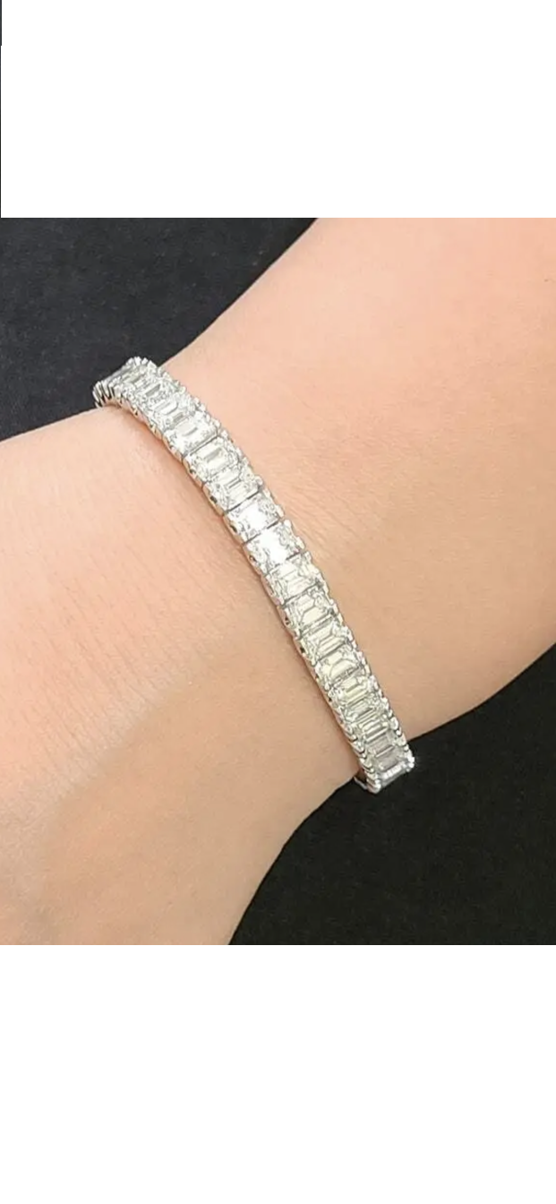 STUNNING 6.48ct NATURAL EMERALD CUT DIAMOND TENNIS BRACELET IN 18ct WHITE GOLD - Image 2 of 3