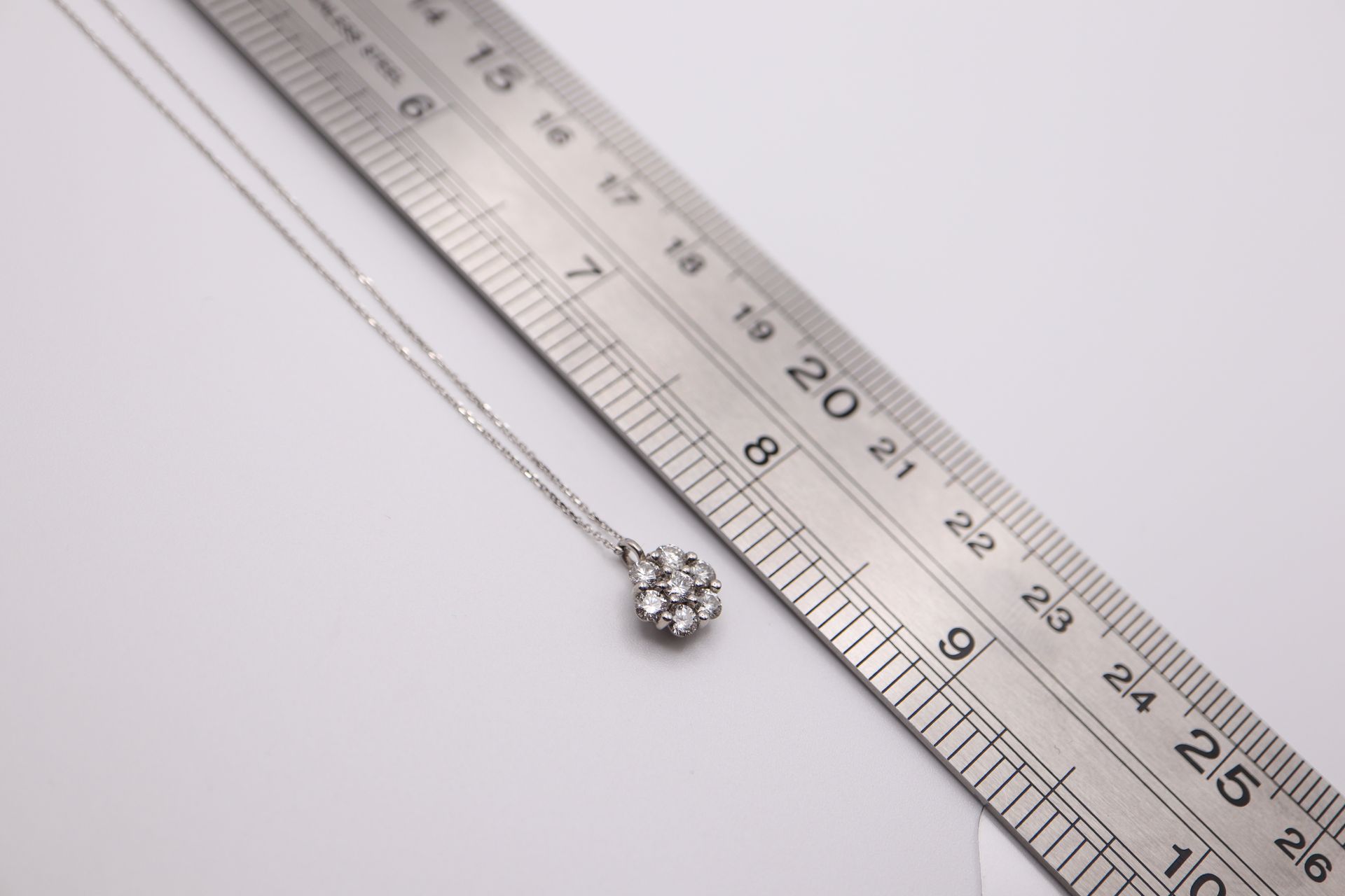 0.80CT DIAMOND & 18K WHITE GOLD PENDANT & CHAIN - Image 4 of 4