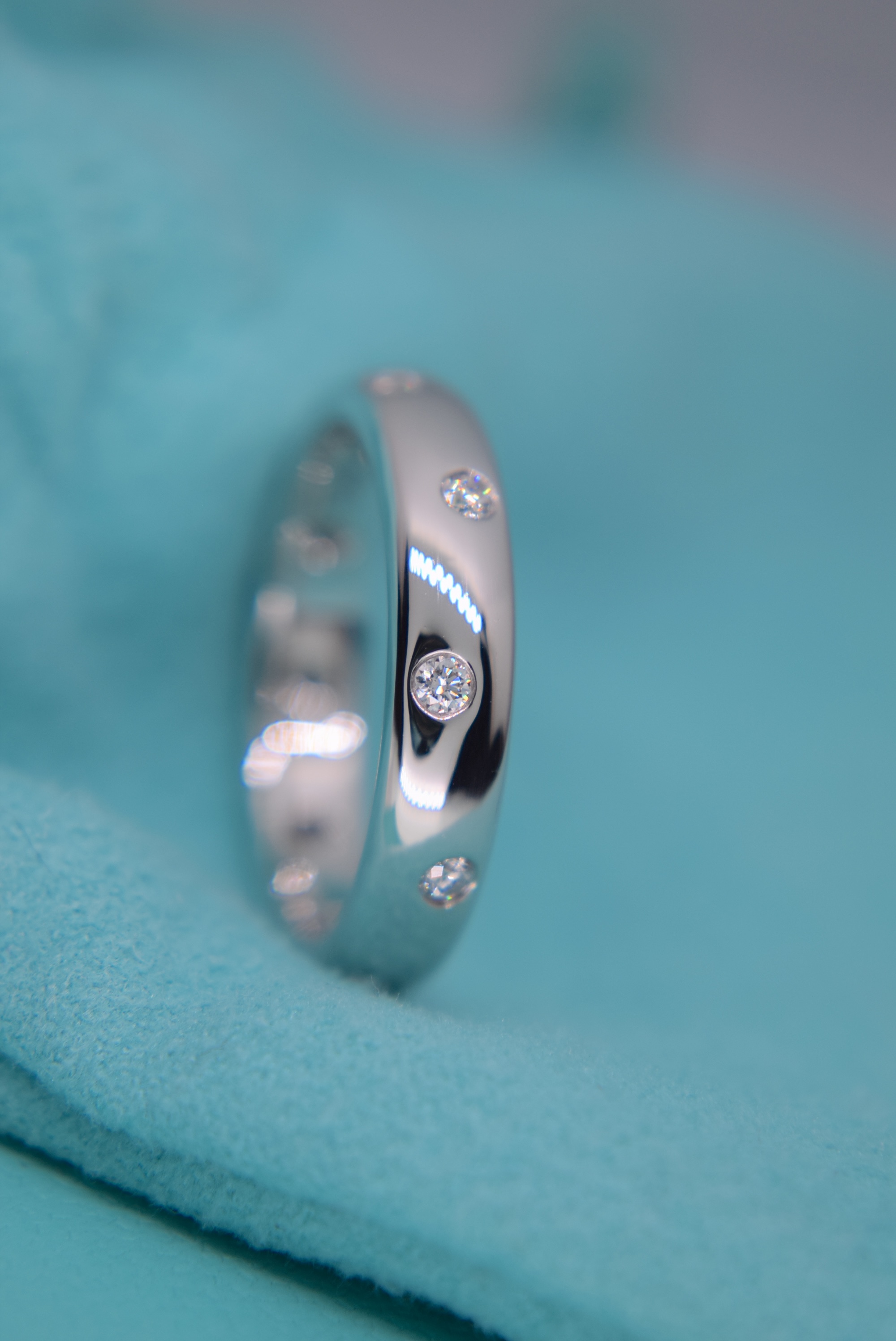 VVS TIFFANY & CO. PLATINUM "ETOILE" DIAMOND BAND RING (BOXED & DIAMOND CERT £3,995.00) - Image 6 of 10